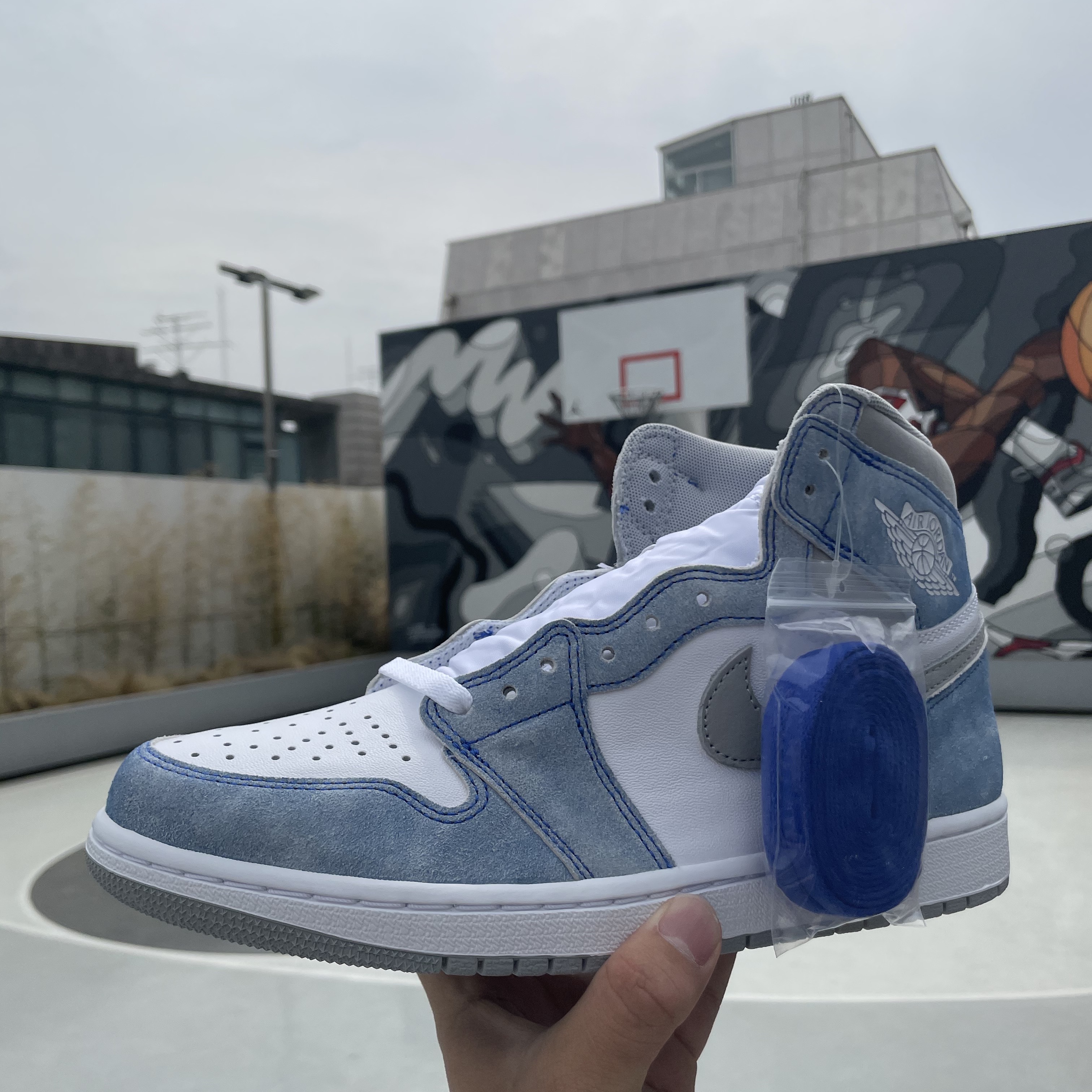 Jordan 1 Retro High OG Hyper Royal 착용 스타일