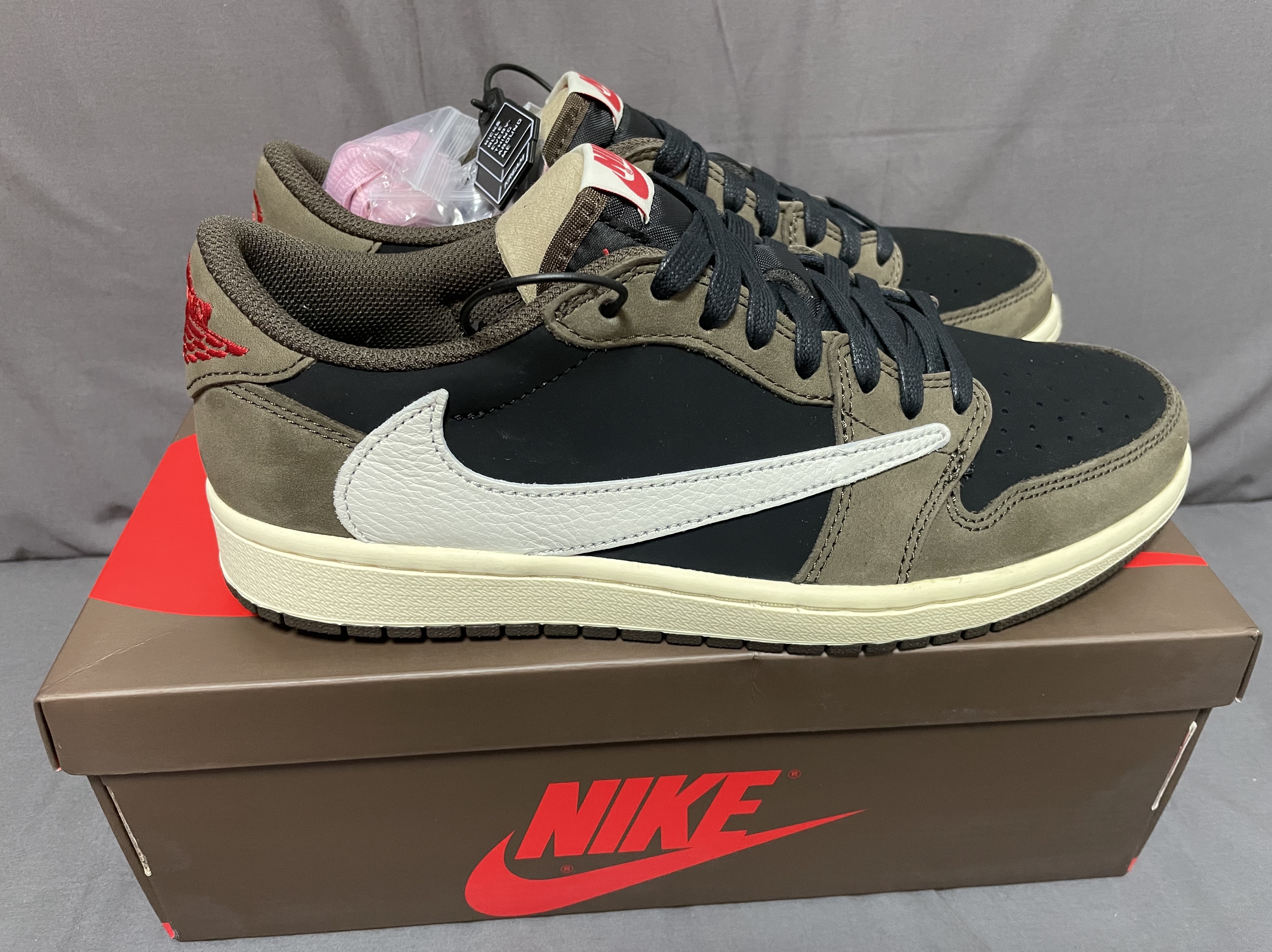 Jordan 1 x Travis Scott Retro Low OG SP Mocha 착용 스타일 - 3