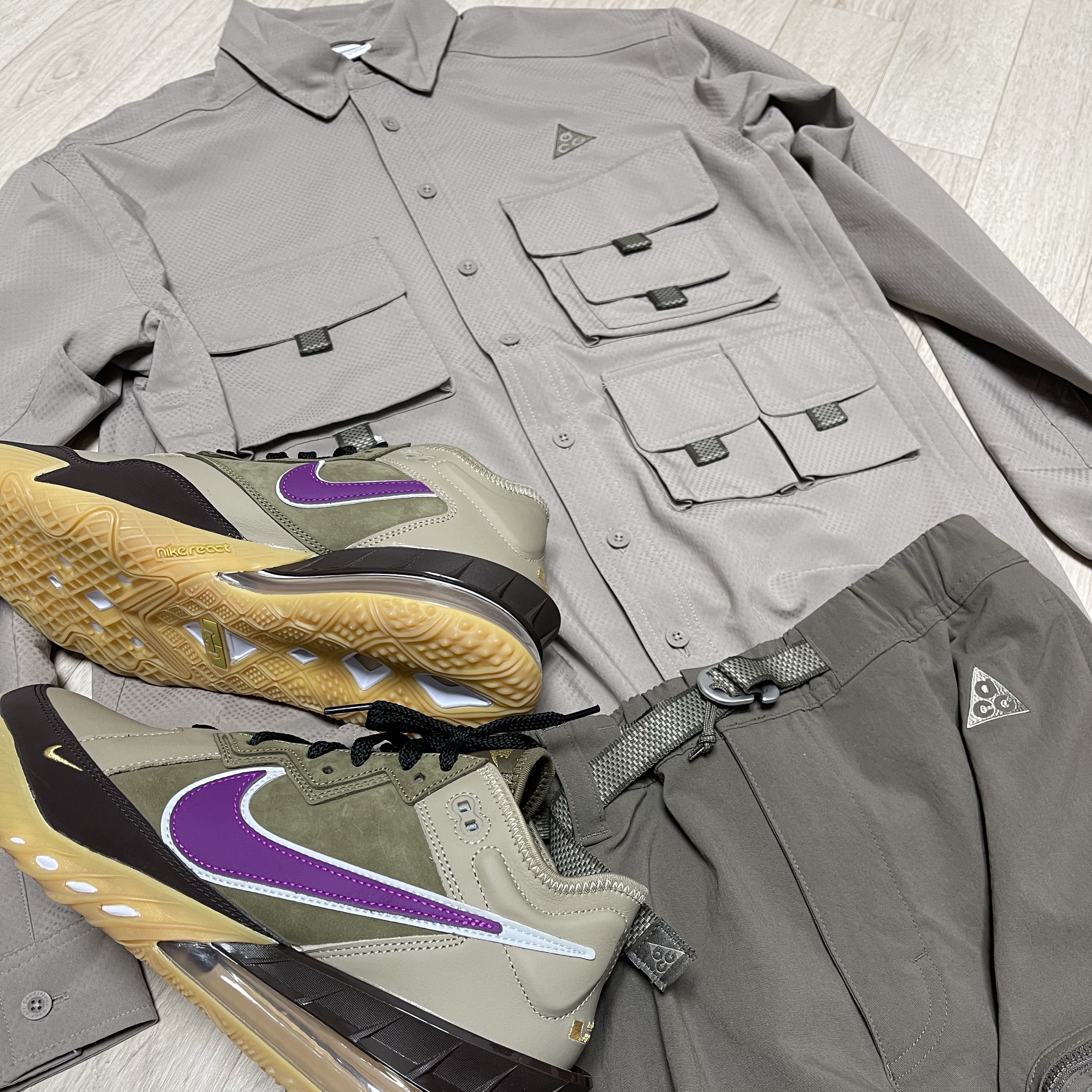Nike ACG Cargo Shorts Ironstone - Asia, Nike ACG Devastation Trail Work Shirt Moon Fossil - Asia 착용 스타일 - 2