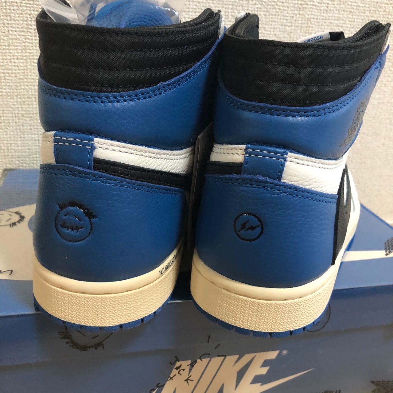 Jordan 1 x Travis Scott x Fragment Retro High OG SP Military Blue 착용 스타일 - 3
