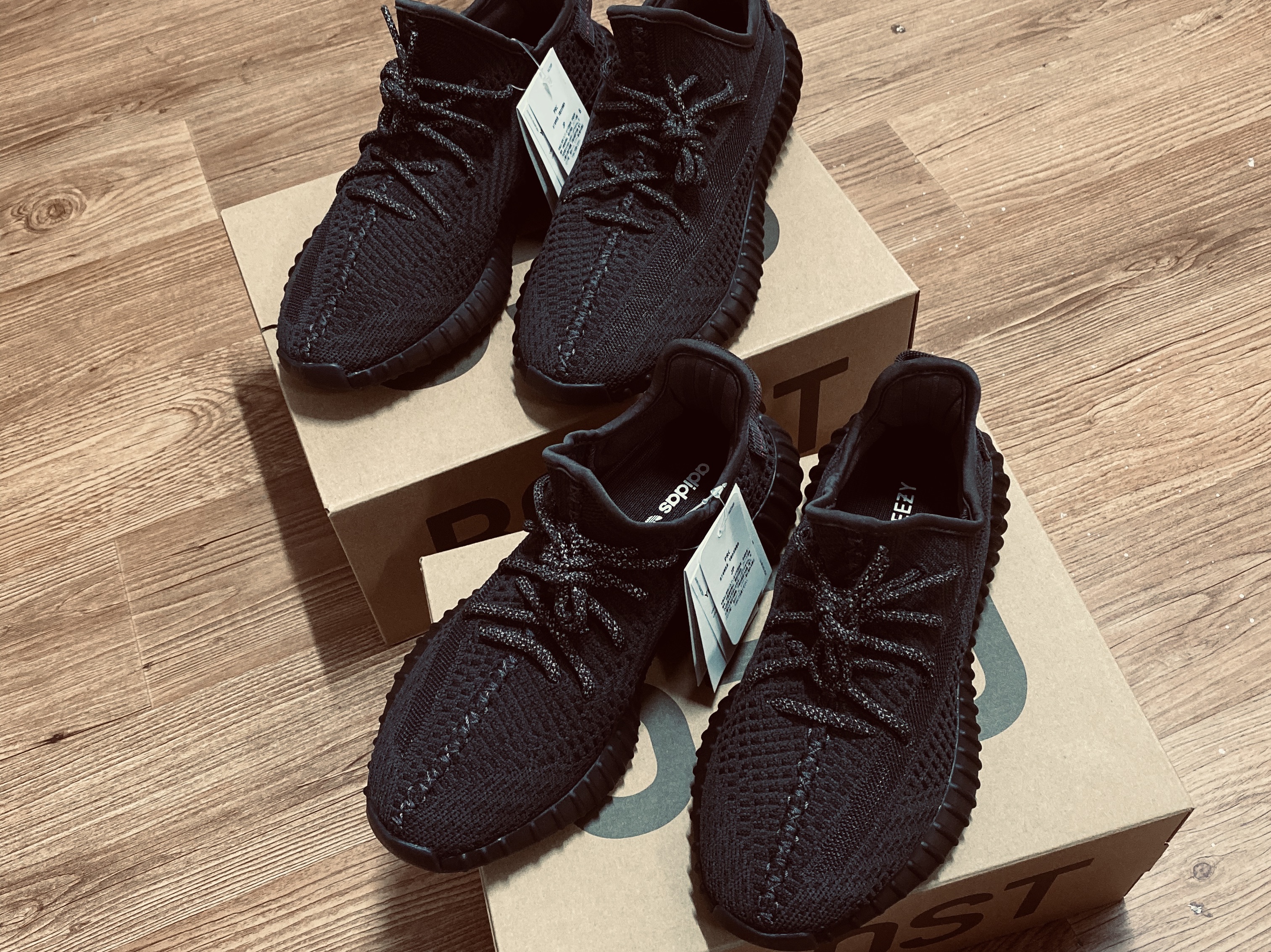 Adidas Yeezy Boost 350 V2 Black - Non-Reflective 착용 스타일 - 1
