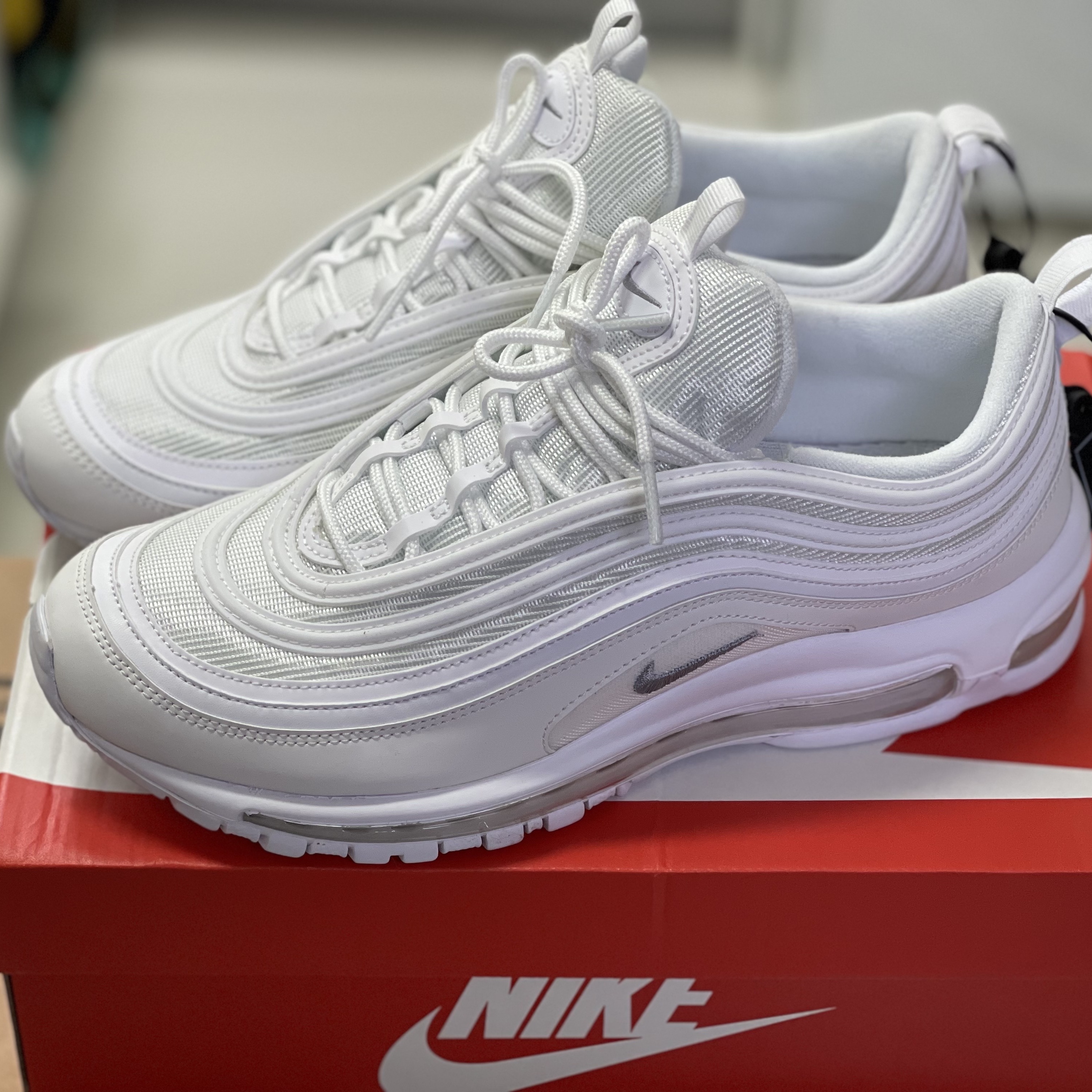 Nike Air Max 97 Triple White Wolf Grey 착용 스타일