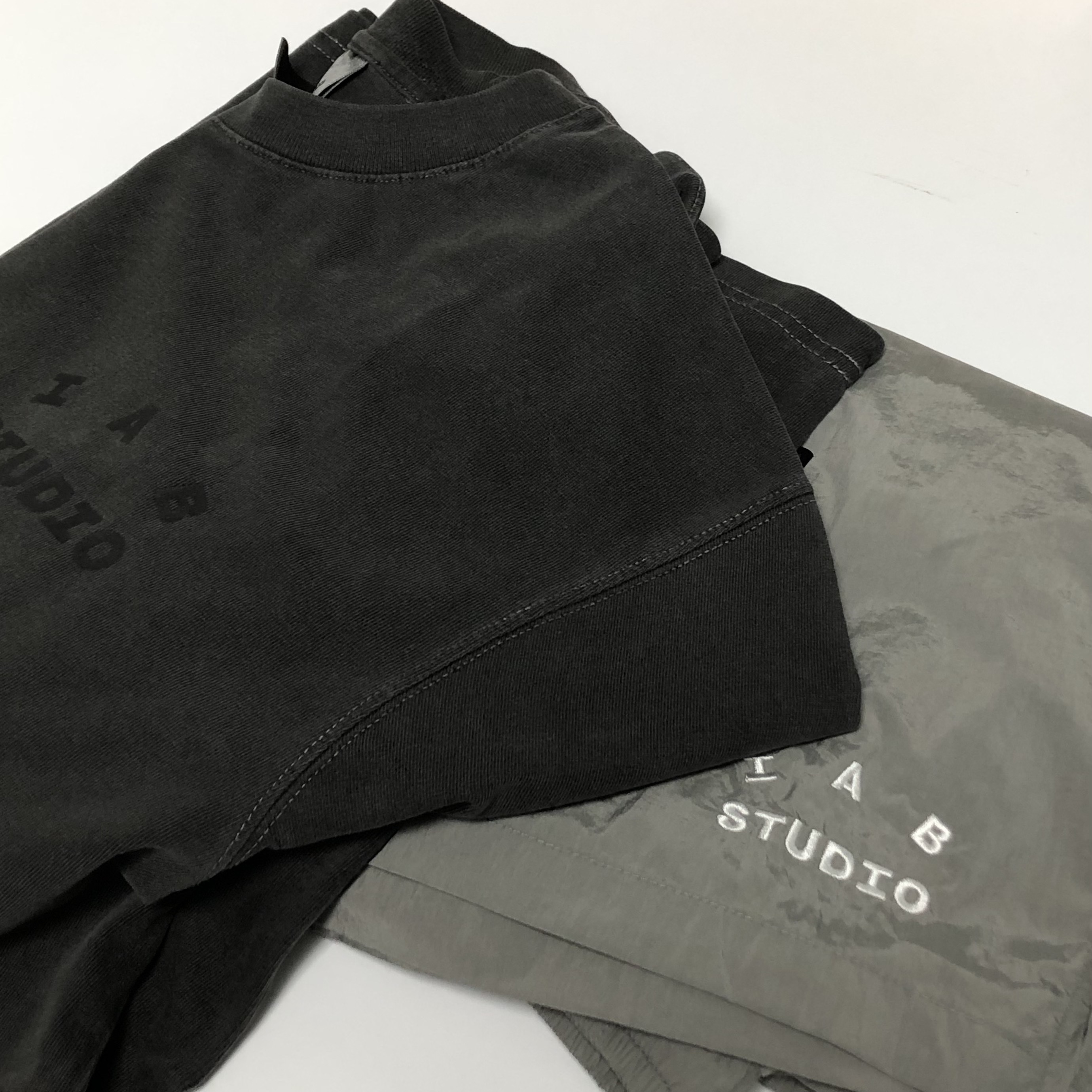 IAB Studio Pigment T-Shirt Black, IAB Studio Woven Shorts Gray 착용 스타일
