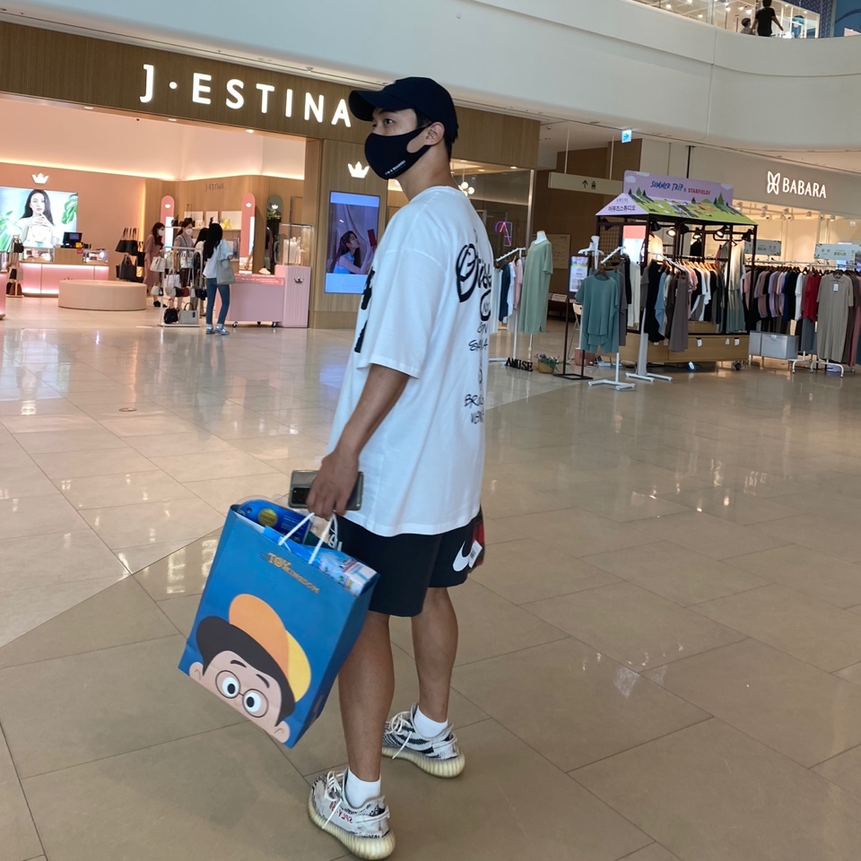Nike x Stussy Water Shorts Off Noir, Adidas Yeezy Boost 350 V2 Zebra 2017/2019/2020 착용 스타일 - 2