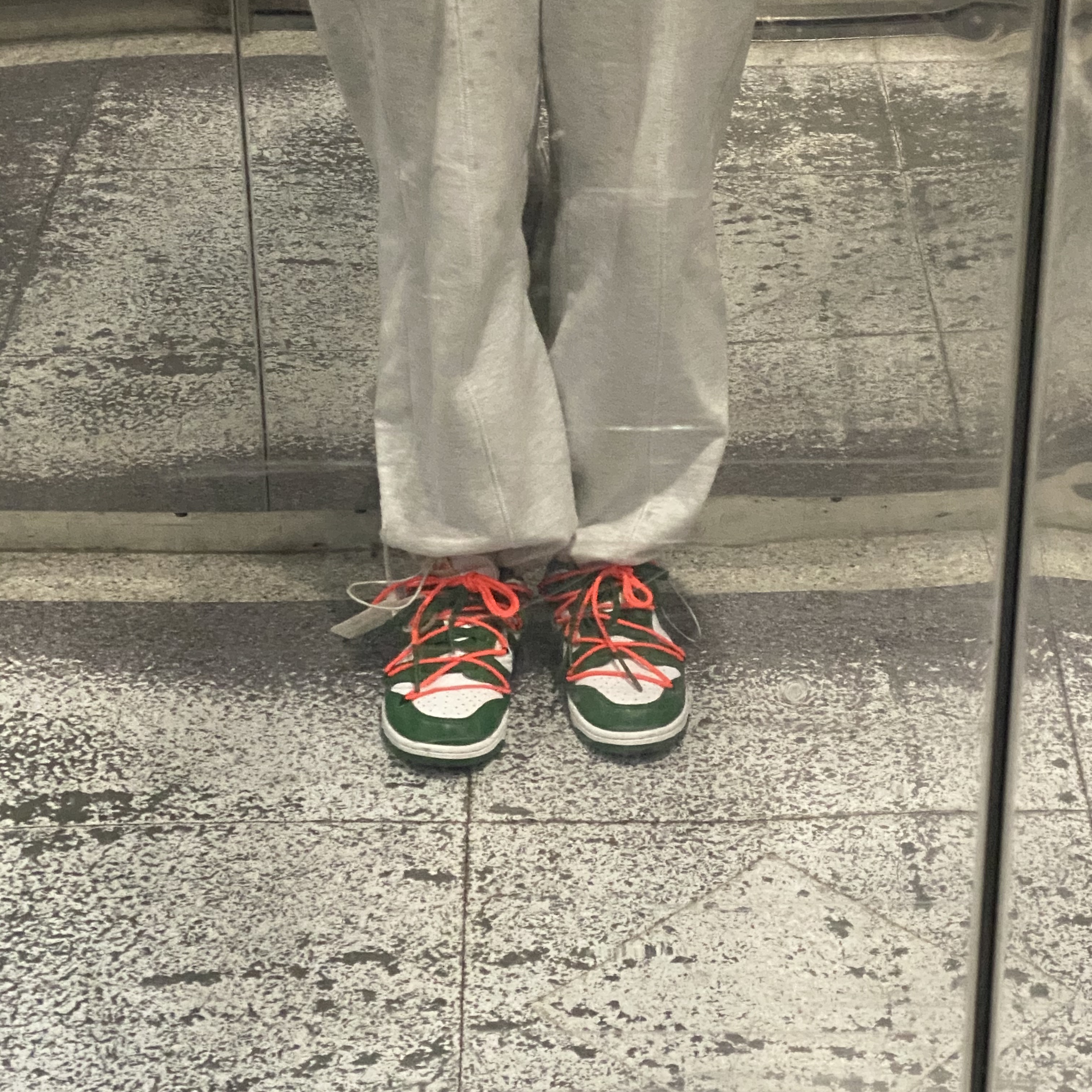 Nike x Off-White Dunk Low Pine Green, Oofos OOriginal Black 착용 스타일 - 3