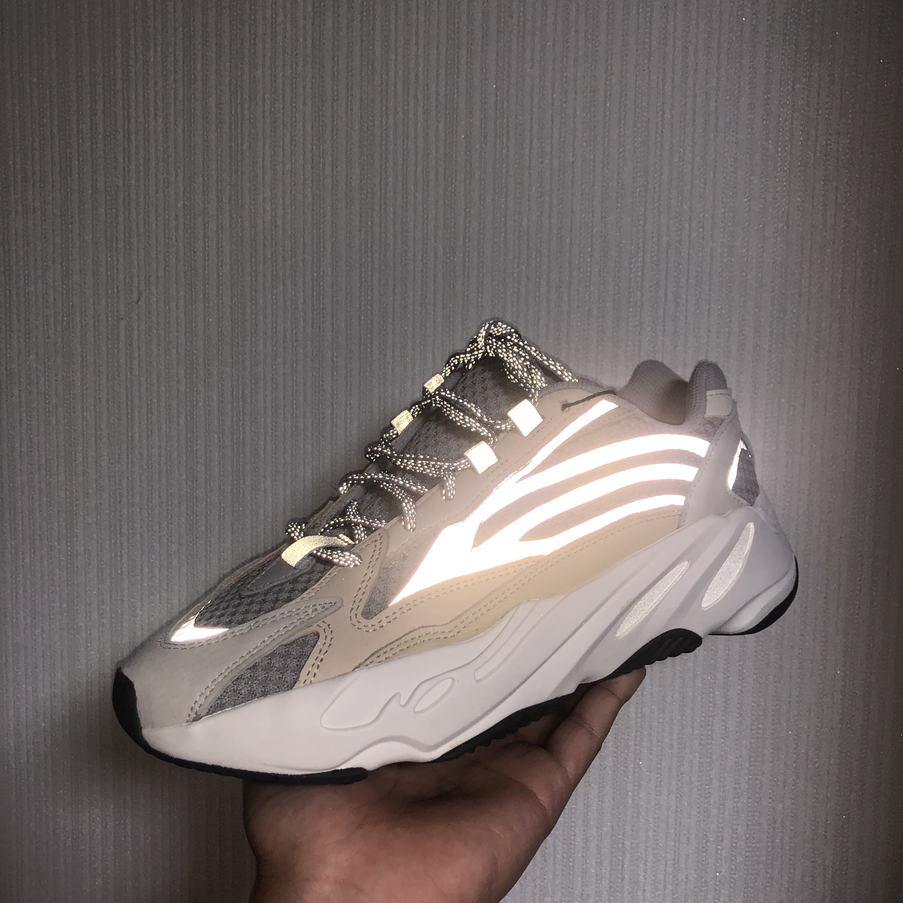 Adidas Yeezy Boost 700 V2 Cream 착용 스타일 - 4