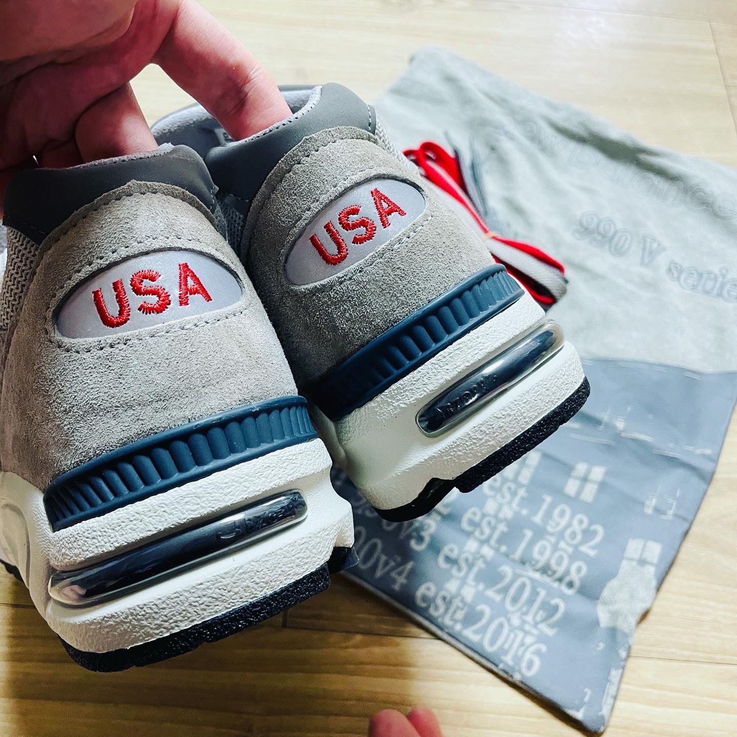 New Balance 990v2 Made in USA 9'X Series Pack Grey 착용 스타일 - 5