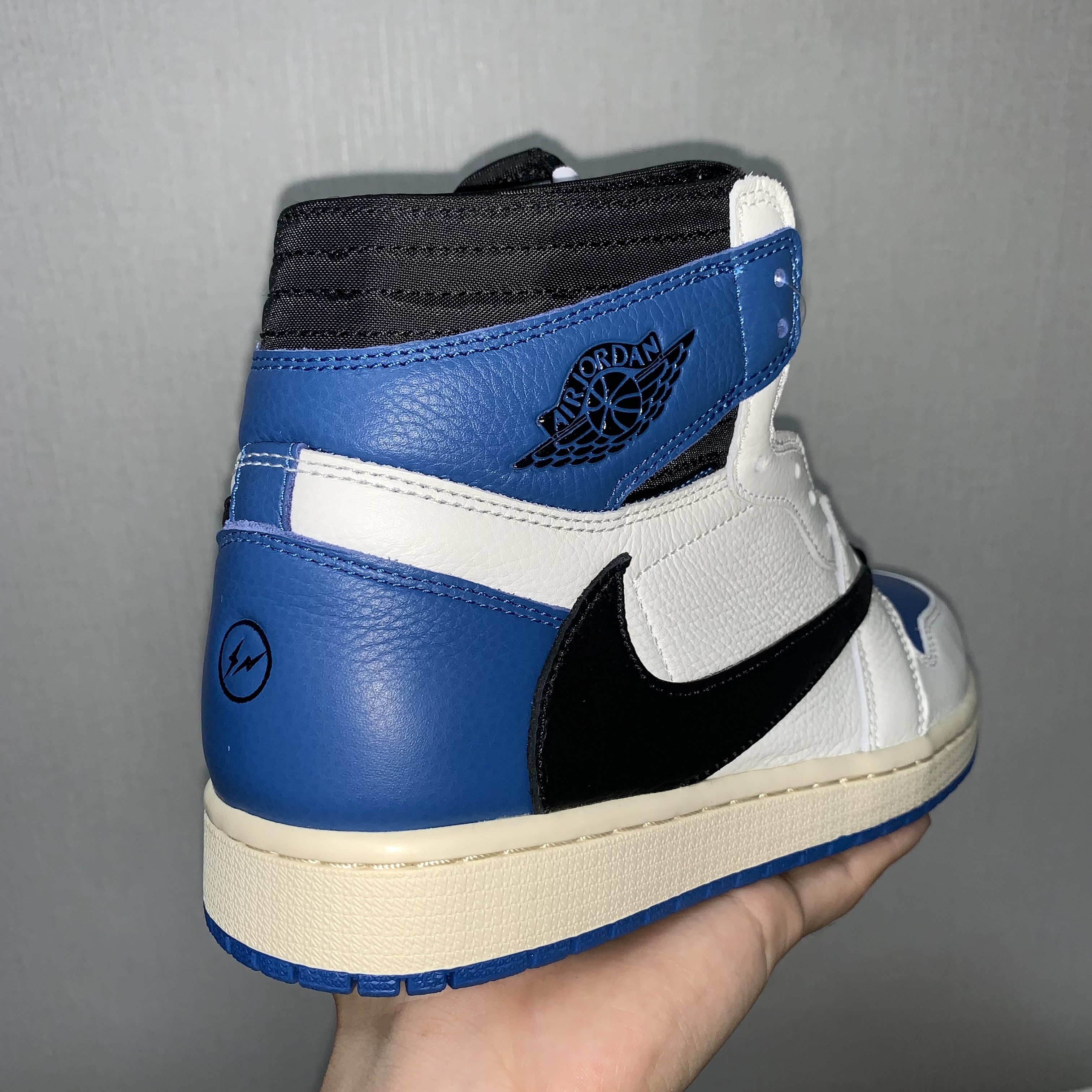 Jordan 1 x Travis Scott x Fragment Retro High OG SP Military Blue 착용 스타일 - 4