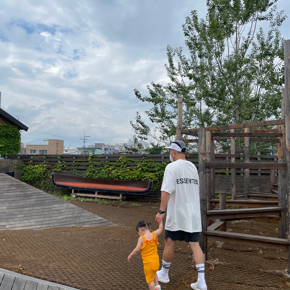 Nike x Stussy Benassi Slide Sail, Essentials Volley Shorts Black Reflective - 20SS 착용 스타일 - 2