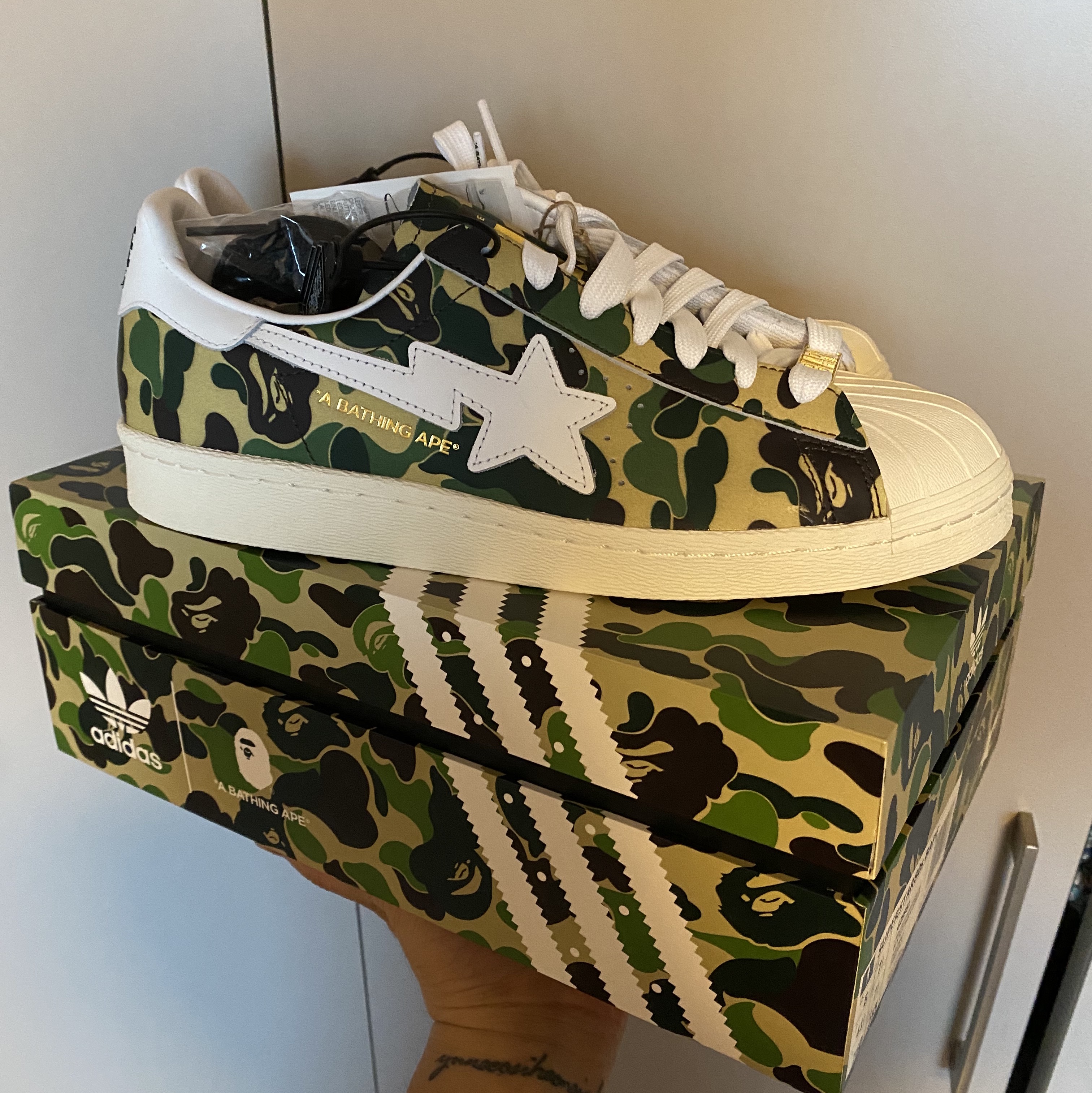 Adidas x BAPE Superstar 80s Green Camo 착용 스타일 - 1