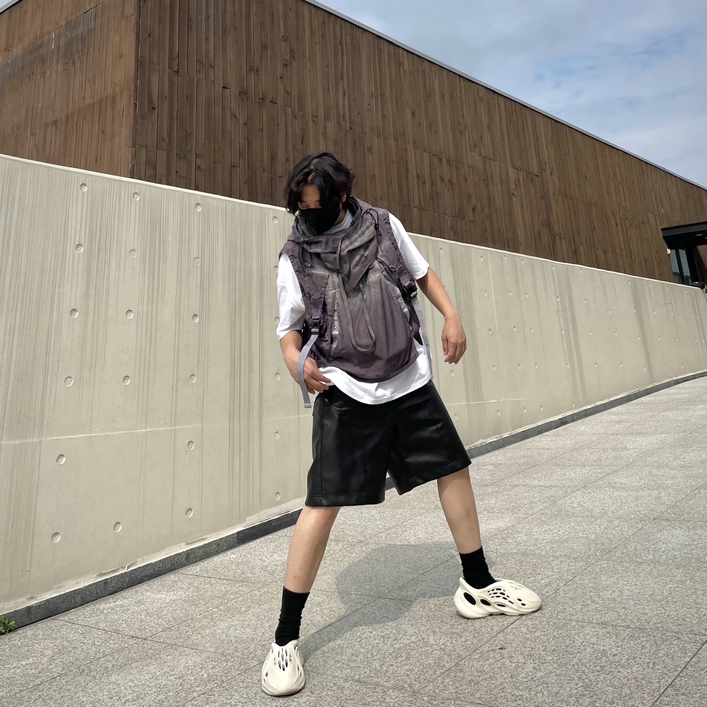 Adidas Yeezy Foam RNNR Sand 착용 스타일 - 1