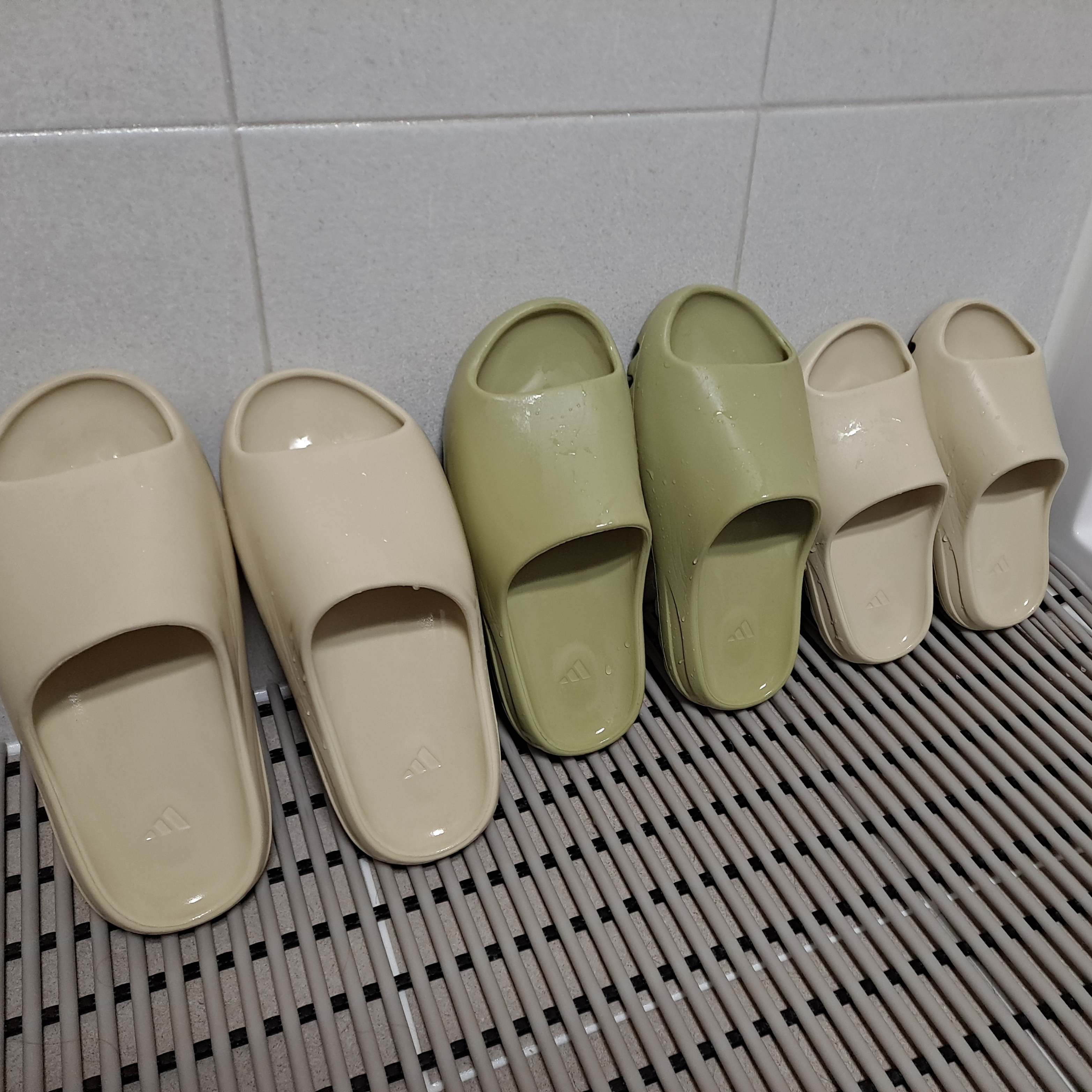 Adidas Yeezy Slide Bone, Adidas Yeezy Slide Resin 착용 스타일 - 1