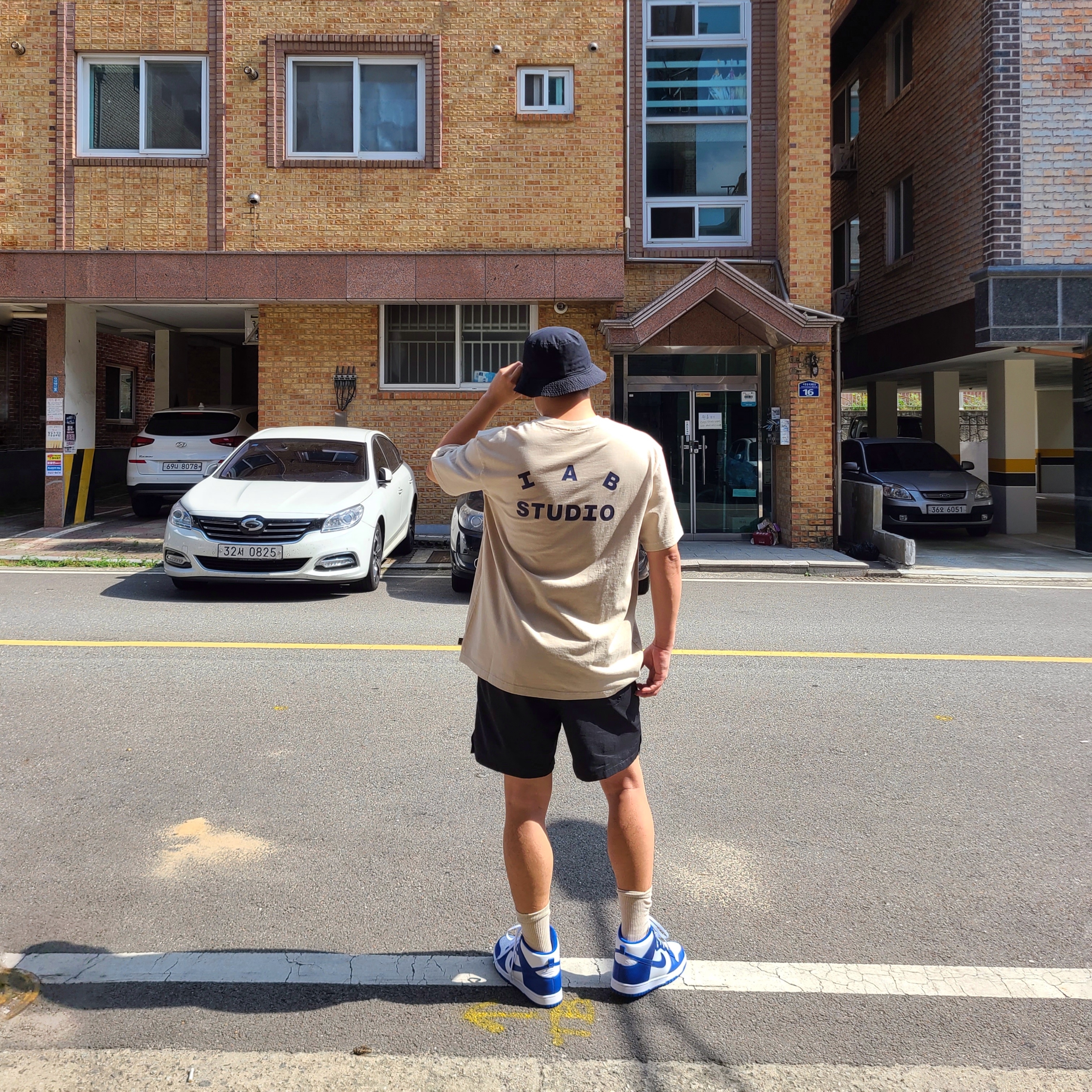 IAB Studio Pigment T-Shirt Oatmeal, Nike Dunk High Retro Game Royal 착용 스타일 - 2