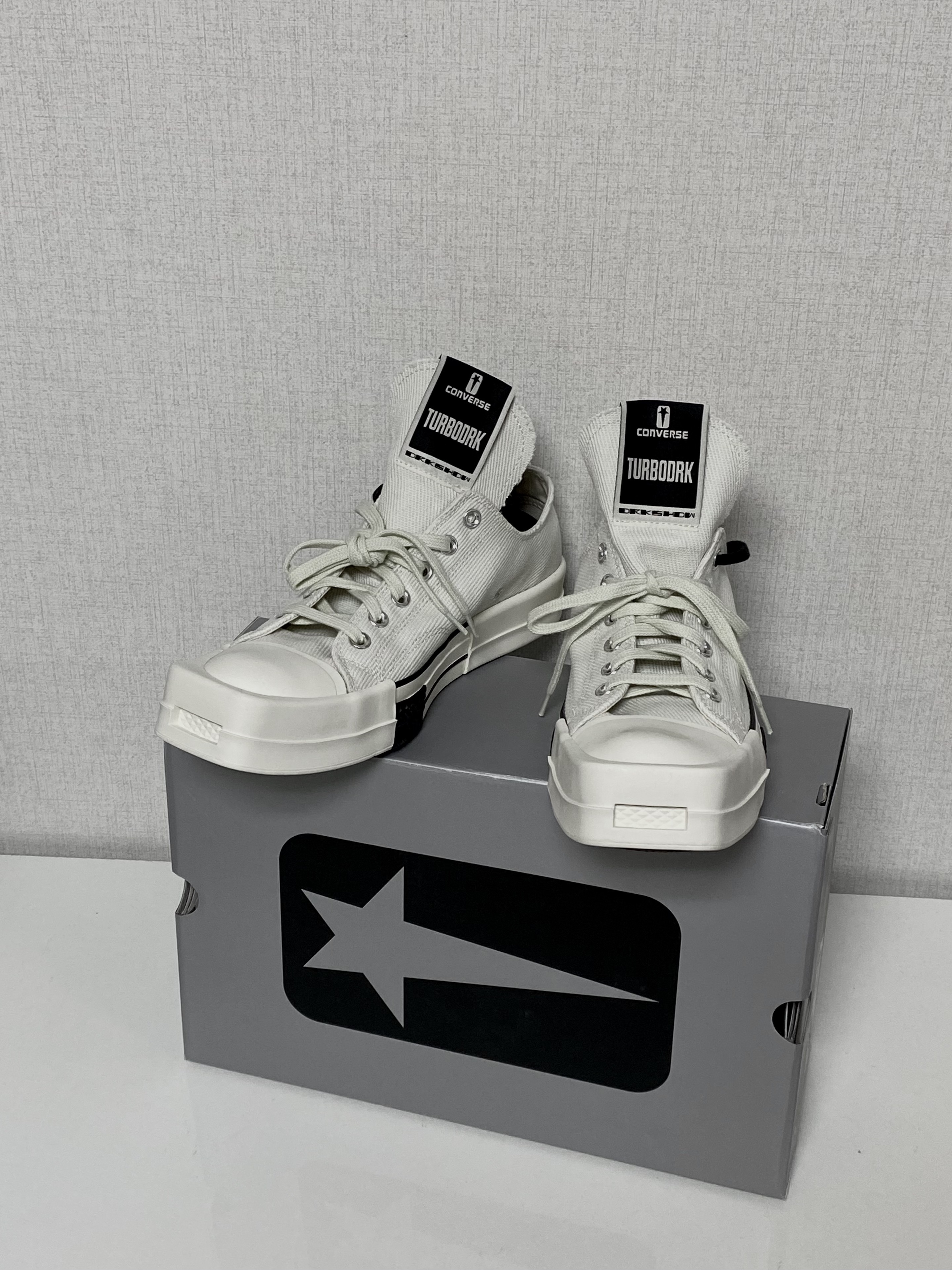 Converse x Drkshdw Turbodrk Chuck 70 Ox Lilly White 착용 스타일