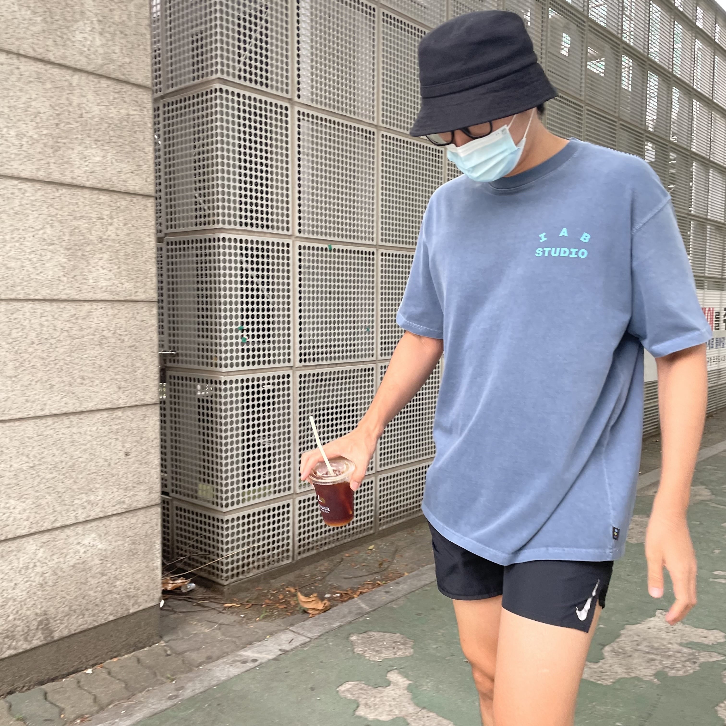 IAB Studio Pigment T-Shirt Blue 착용 스타일