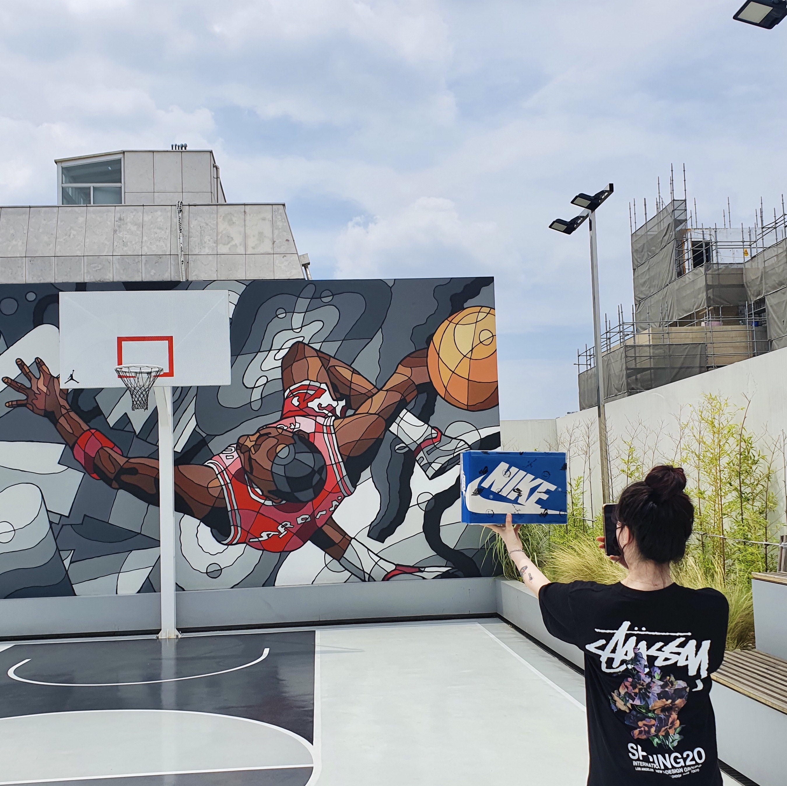 Jordan 1 x Travis Scott x Fragment Retro High OG SP Military Blue, Stussy Bouquet T-Shirt Black 착용 스타일