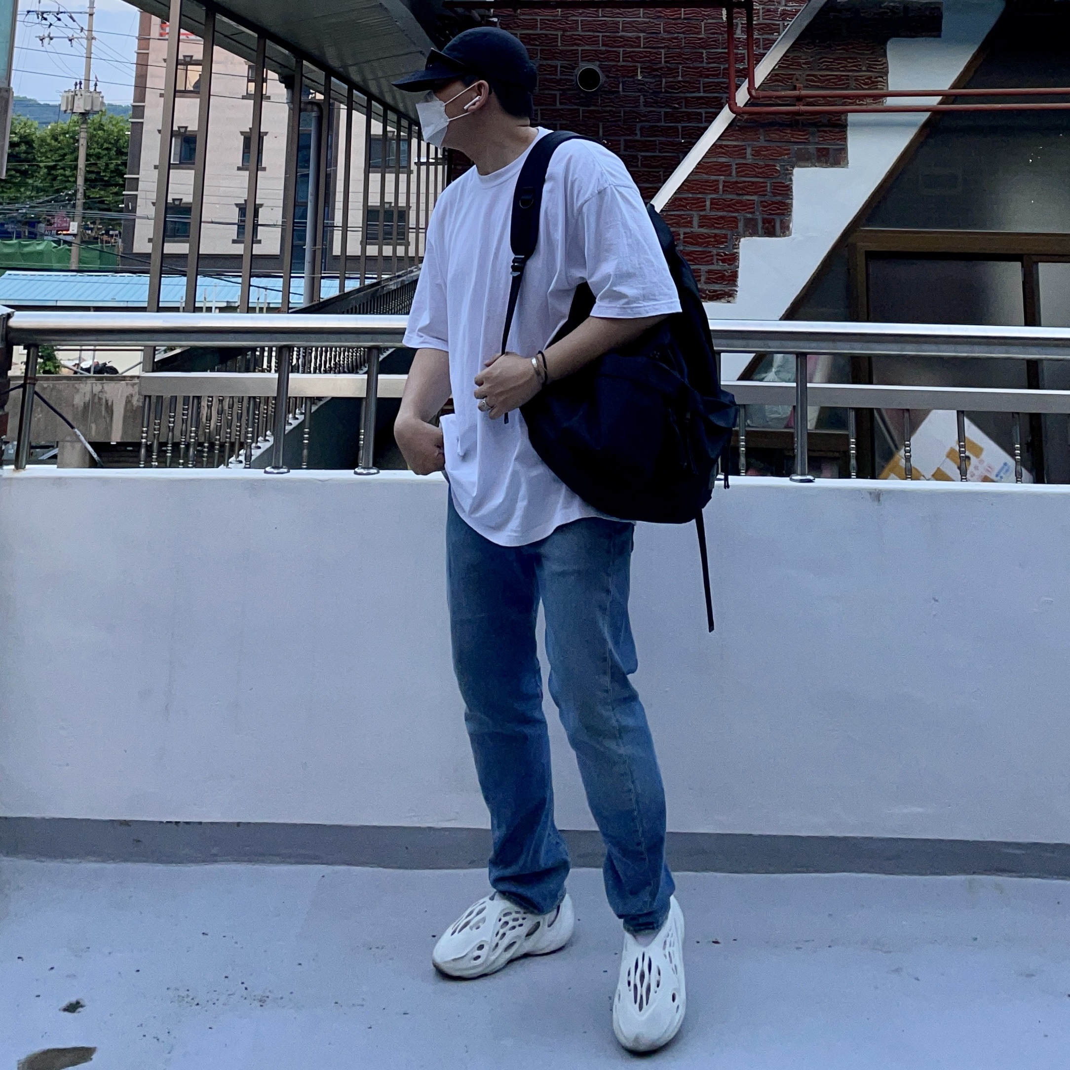 Adidas Yeezy Foam RNNR Ararat 착용 스타일