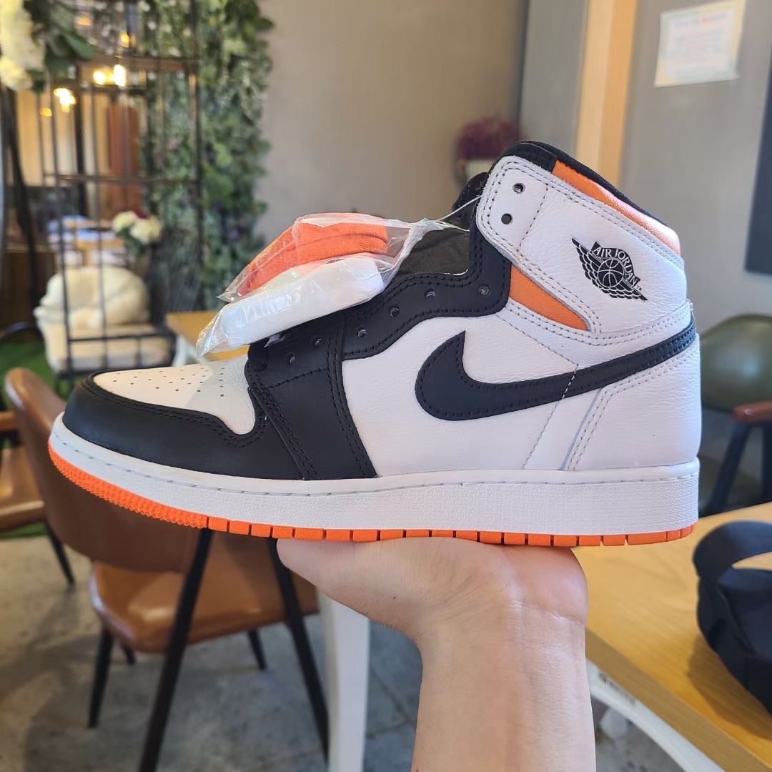 Jordan 1 Retro High OG Electro Orange 착용 스타일
