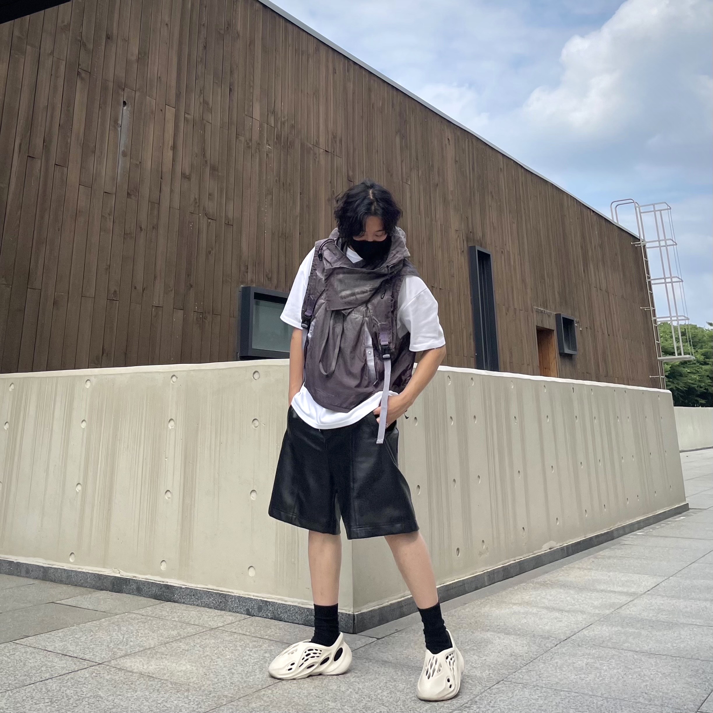 Adidas Yeezy Foam RNNR Sand 착용 스타일 - 3