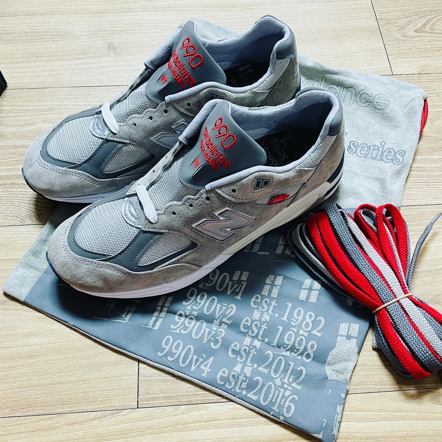 New Balance 990v2 Made in USA 9'X Series Pack Grey 착용 스타일 - 1