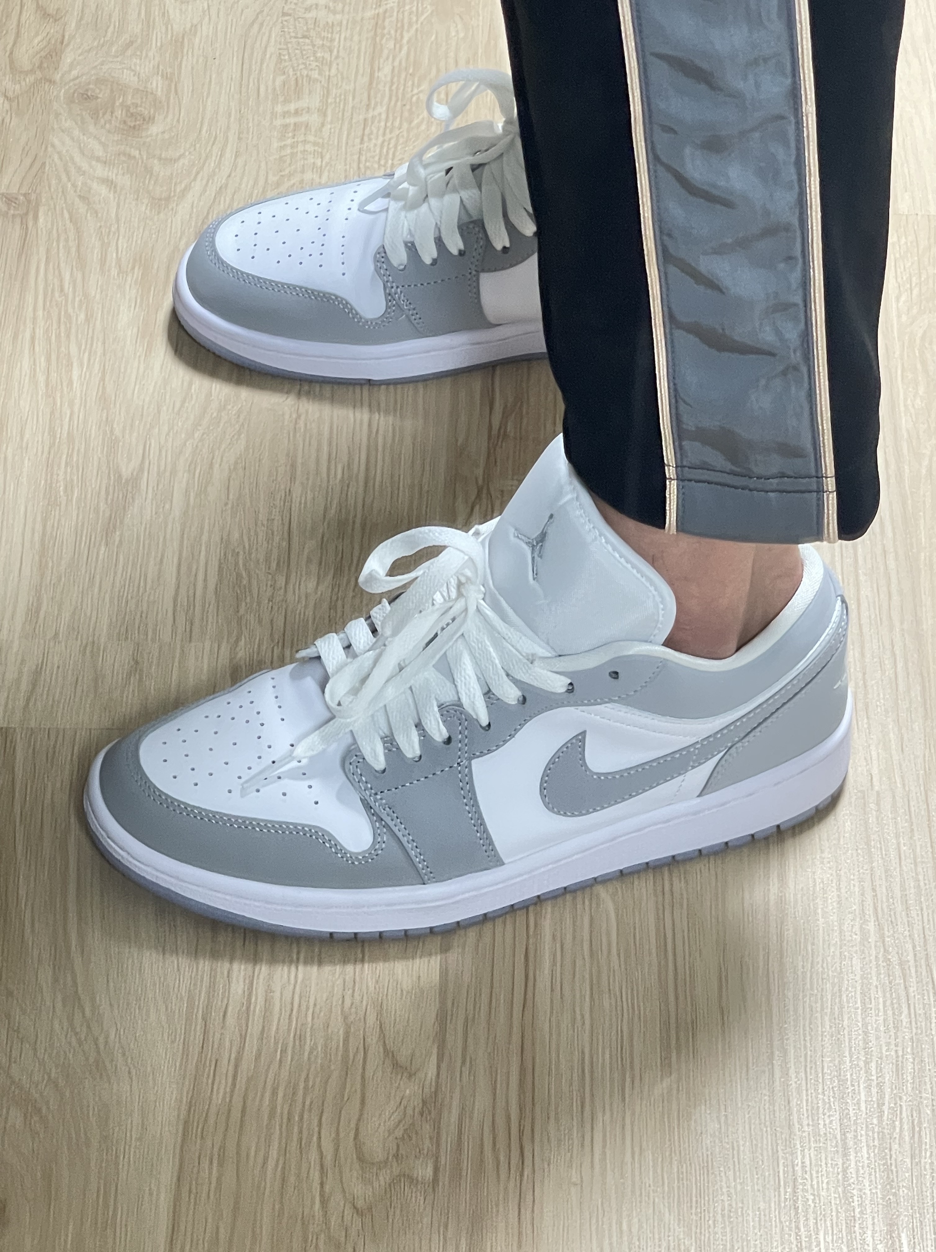 (W) Jordan 1 Low White Wolf Grey 착용 스타일 - 4