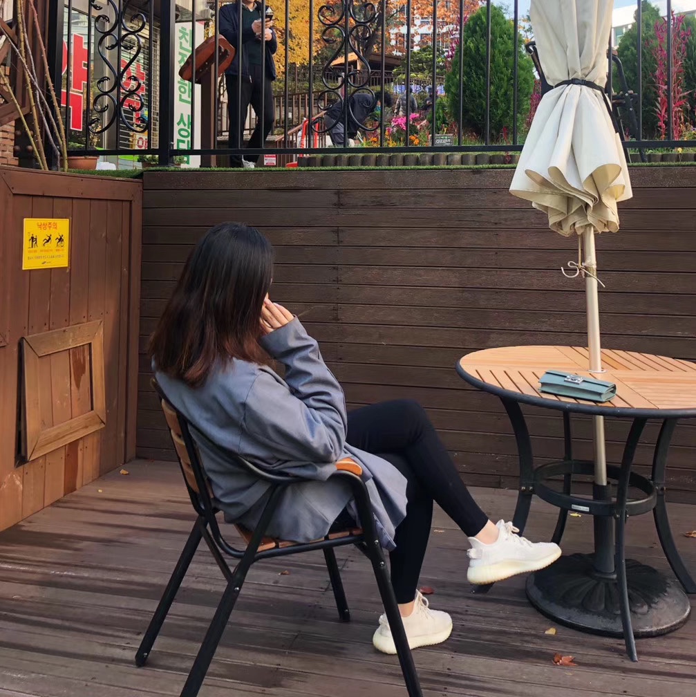 Adidas Yeezy Boost 350 V2 Cream/Triple White 착용 스타일