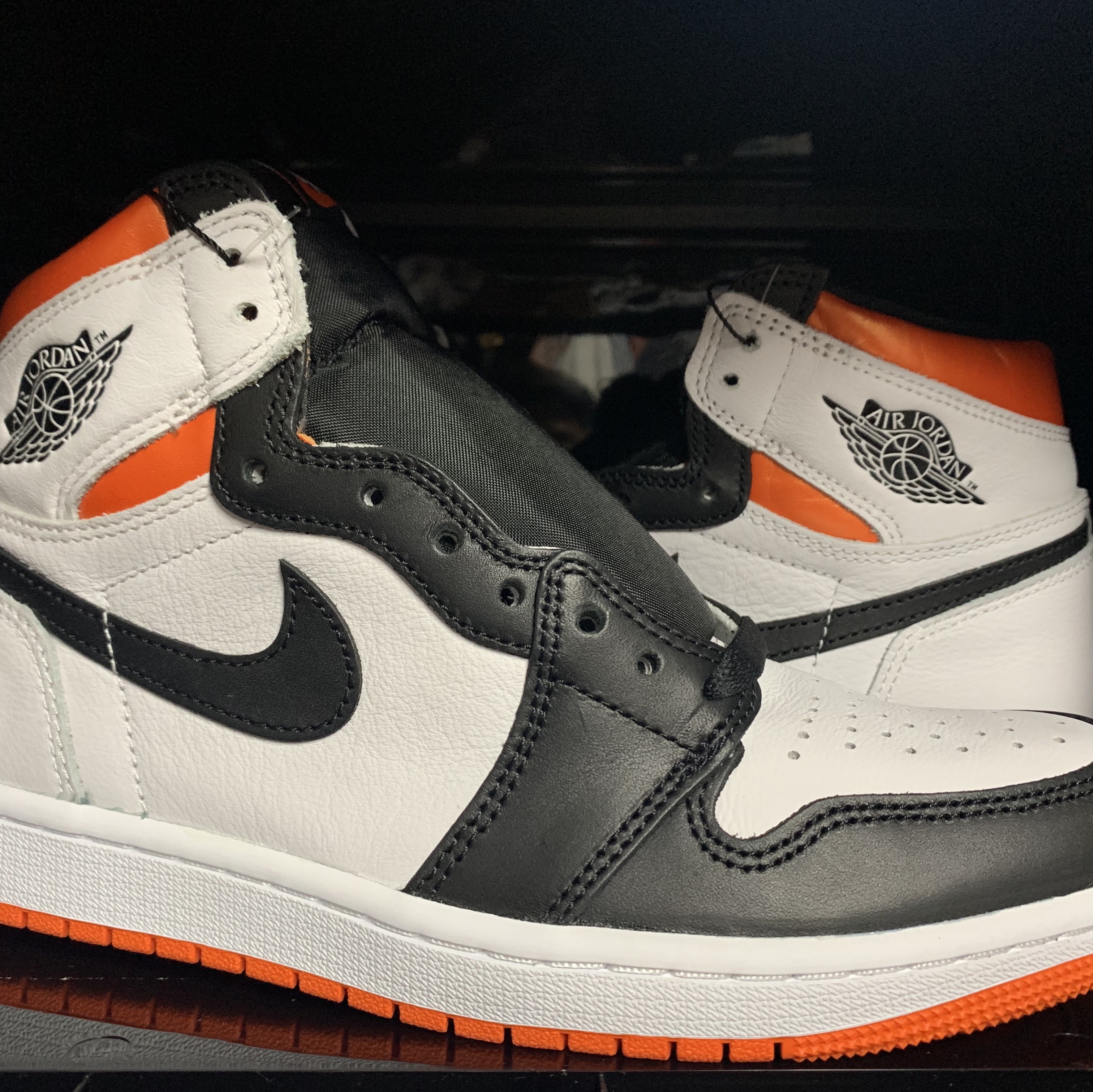 Jordan 1 Retro High OG Electro Orange 착용 스타일