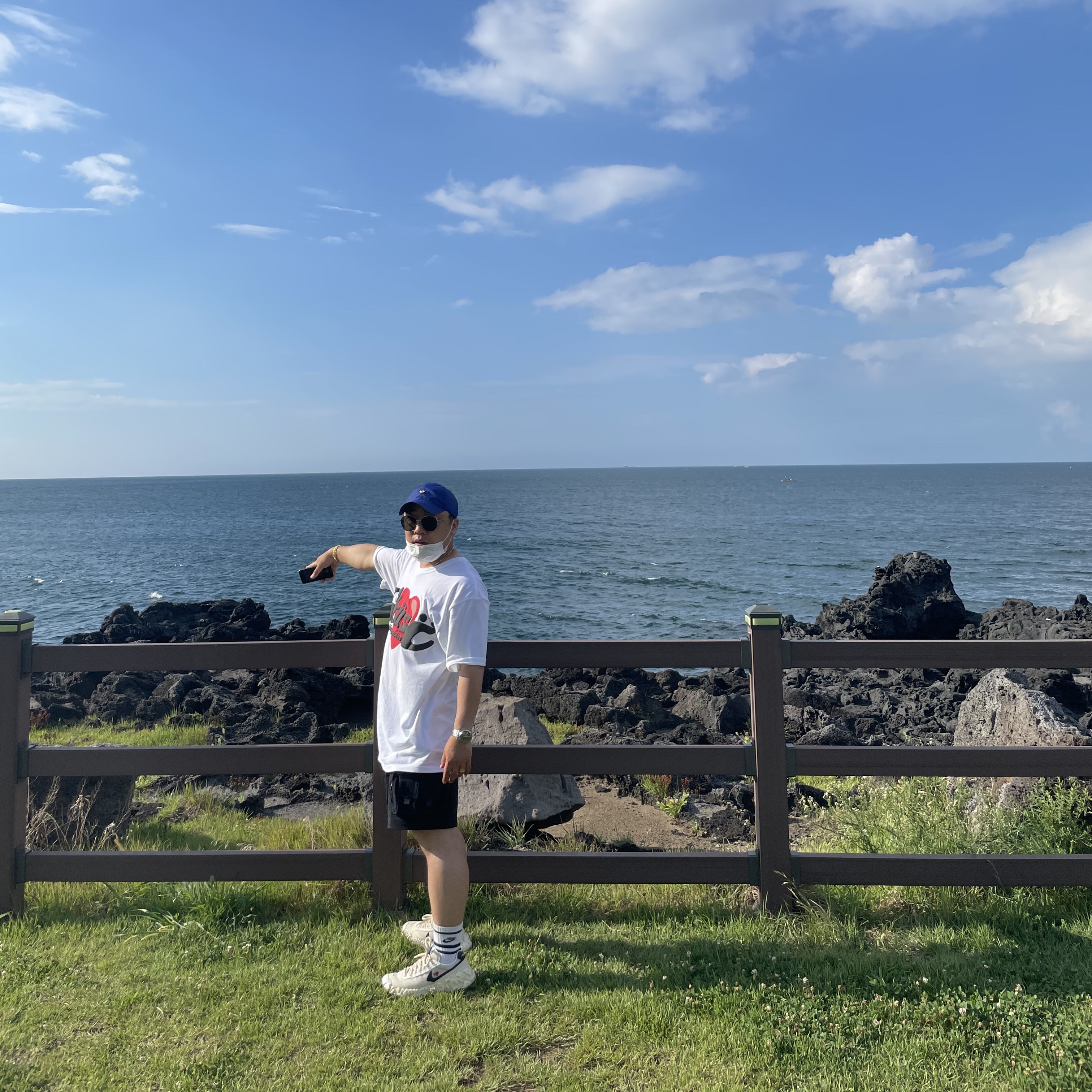 Stussy x Cactus Plant Flea Market Heart T-Shirt, Nike ACG Cargo Shorts Black - Asia 착용 스타일 - 2