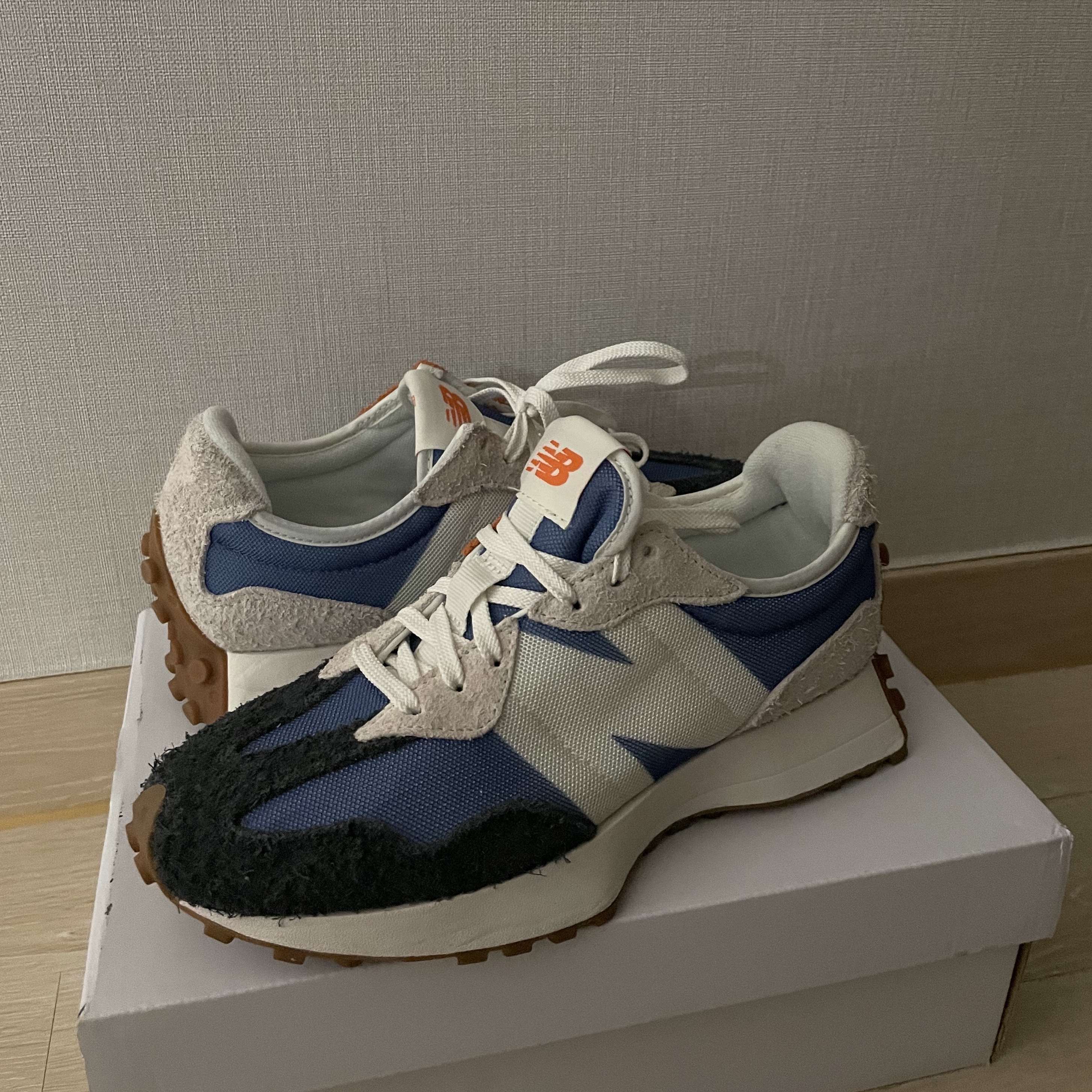 (W) New Balance 327 Magnetic Blue Varsity Orange 착용 스타일