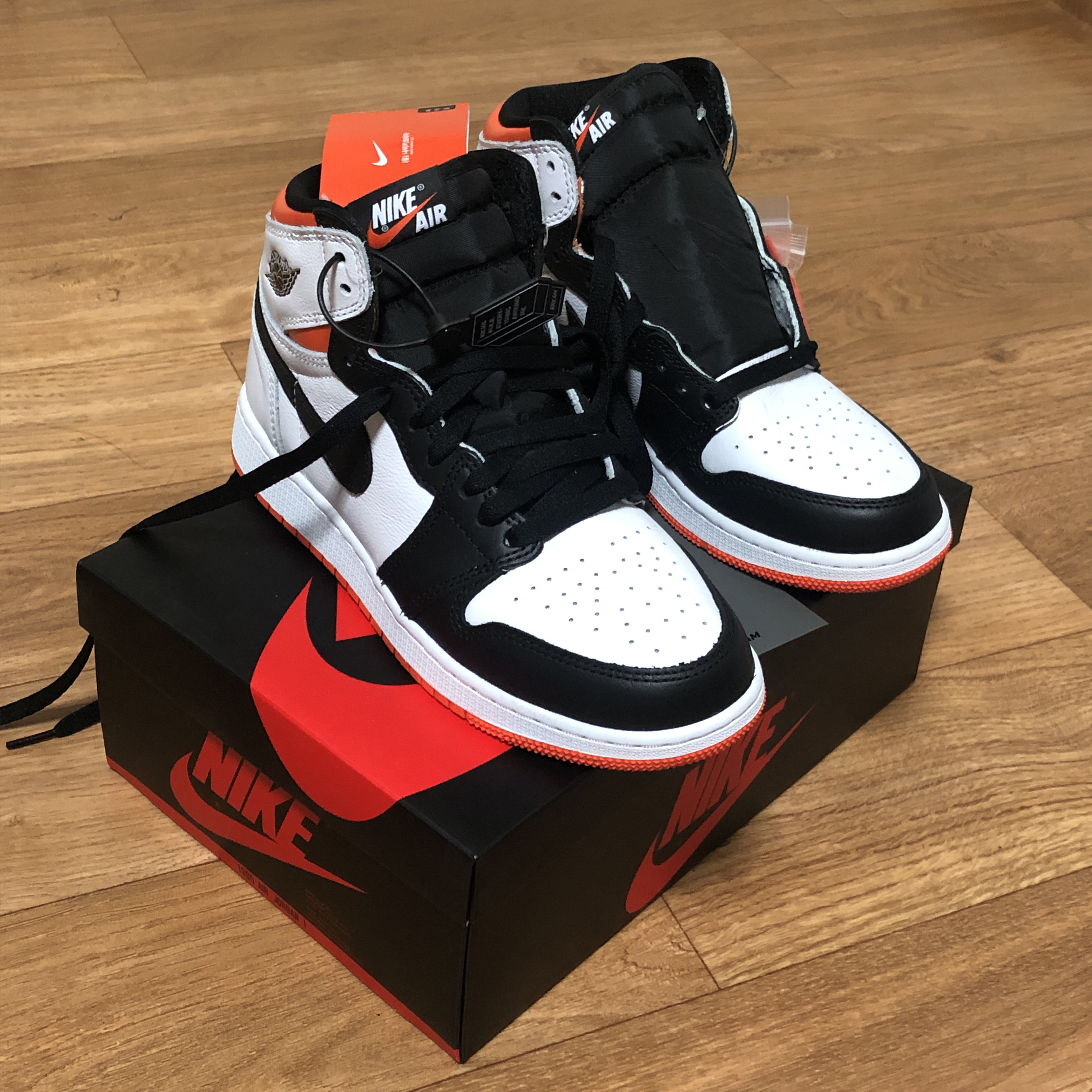 (GS) Jordan 1 Retro High OG Electro Orange 착용 스타일 - 2