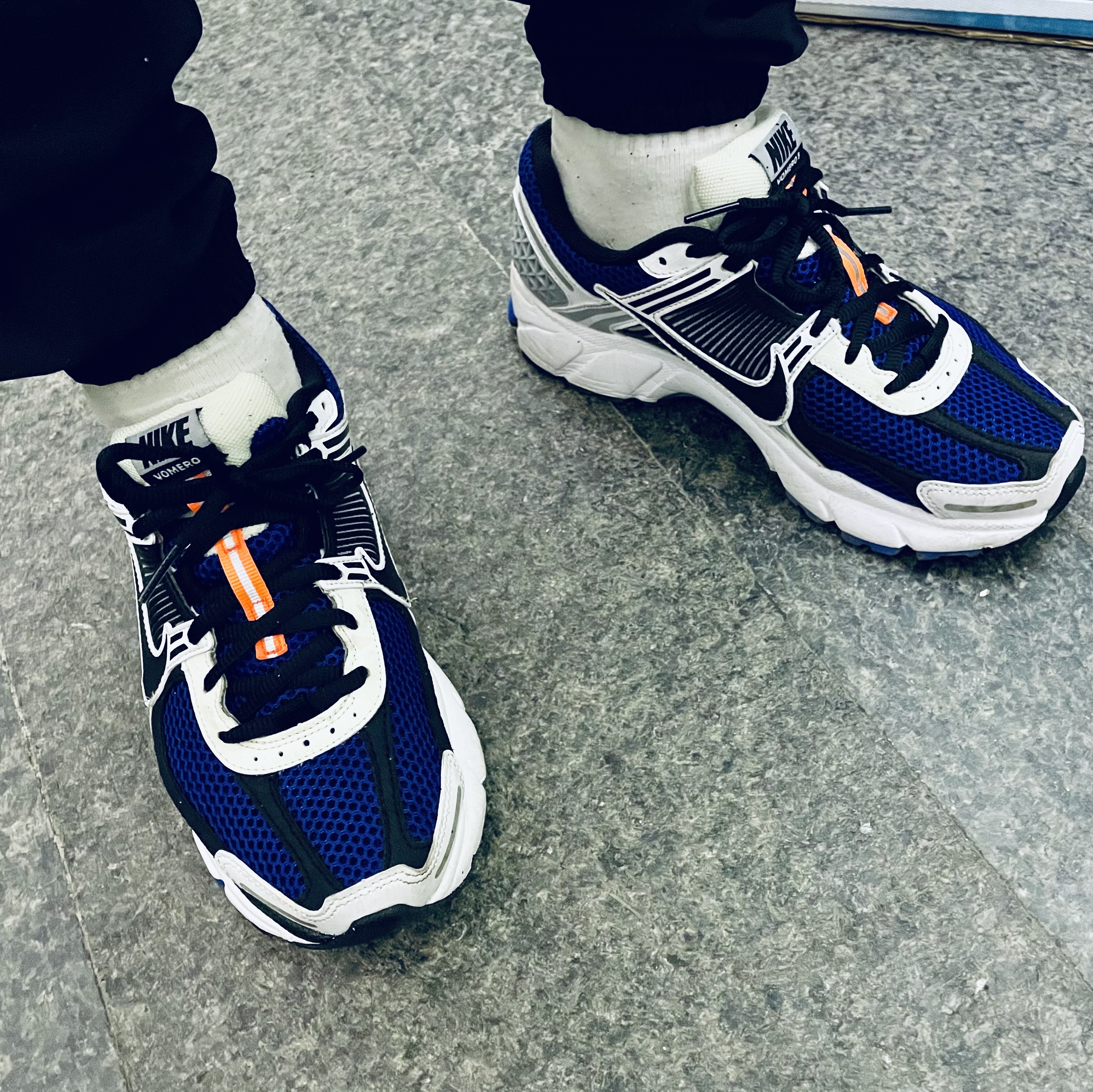 Nike Zoom Vomero 5 White Racer Blue Black 착용 스타일