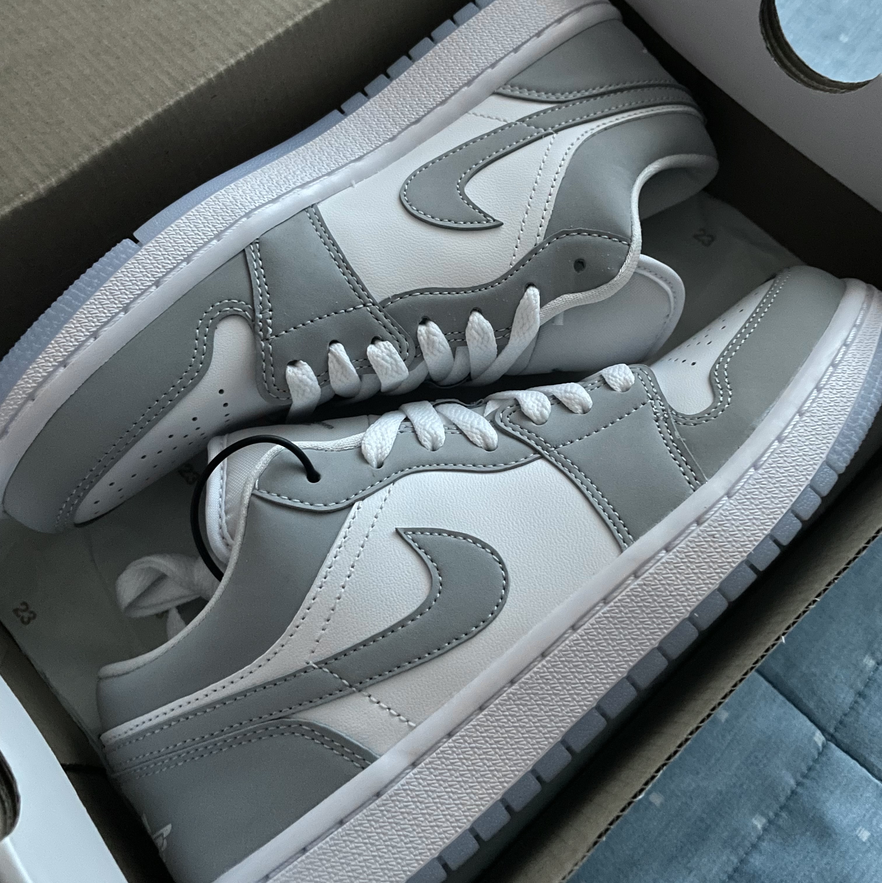 (W) Jordan 1 Low White Wolf Grey 착용 스타일 - 1
