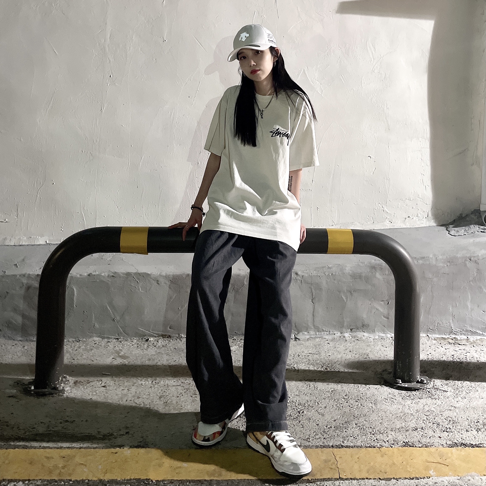 Nike Dunk Low SE Sail Multi Camo, Stussy Painter Dyed T-Shirt Natural 착용 스타일 - 1