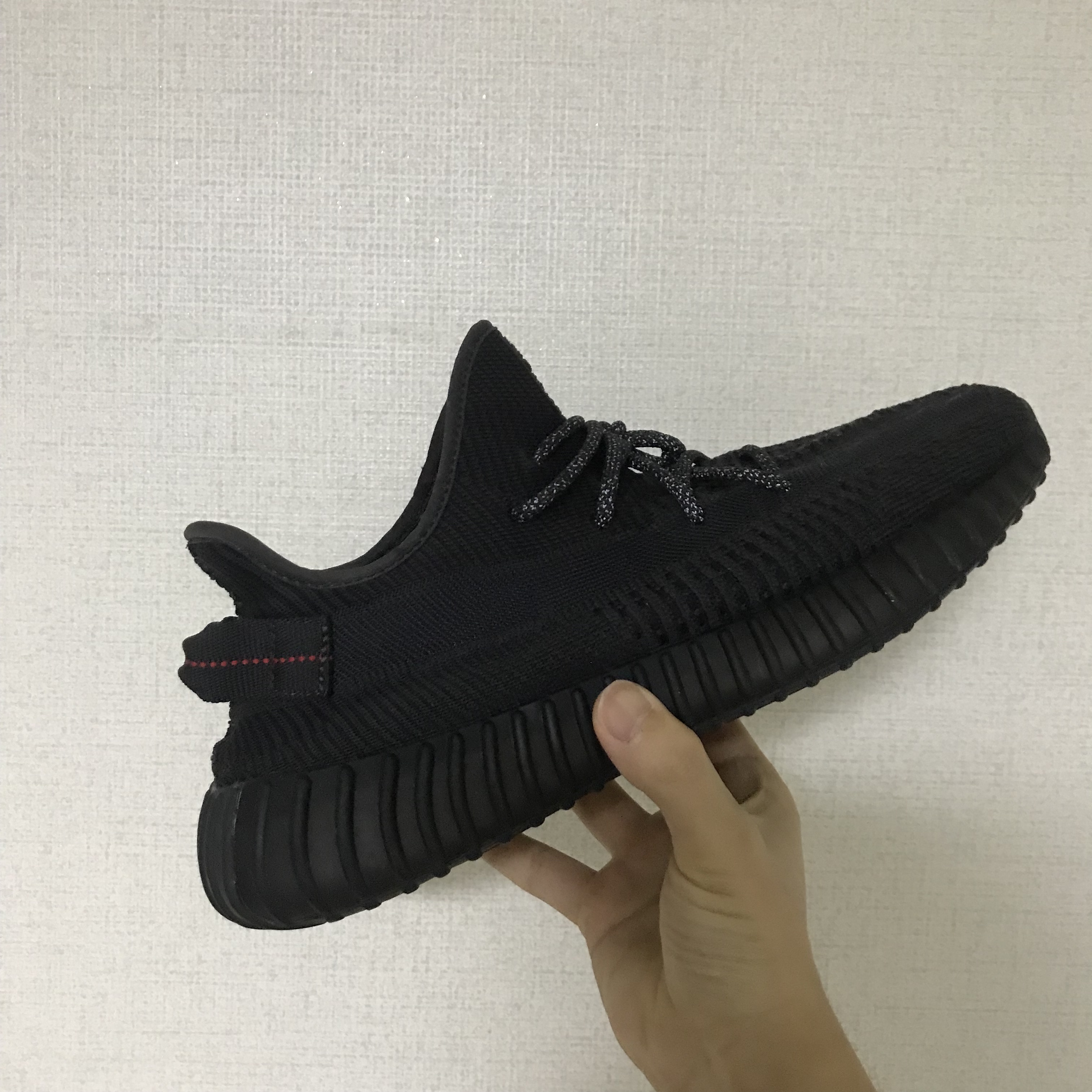 Adidas Yeezy Boost 350 V2 Black - Non-Reflective 착용 스타일