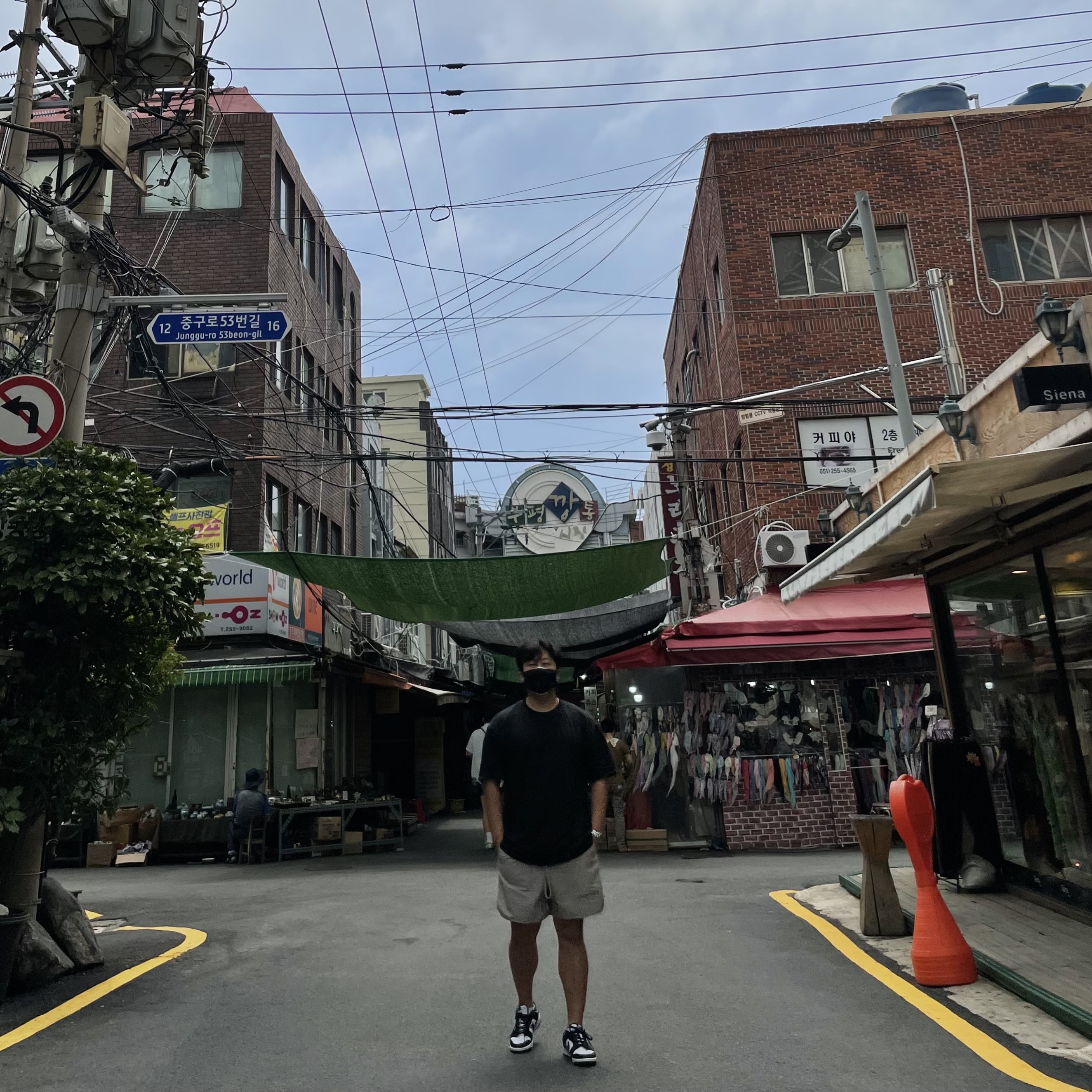 Essentials T-Shirt Black - 21SS, Essentials Volley Shorts Moss - 21SS 착용 스타일