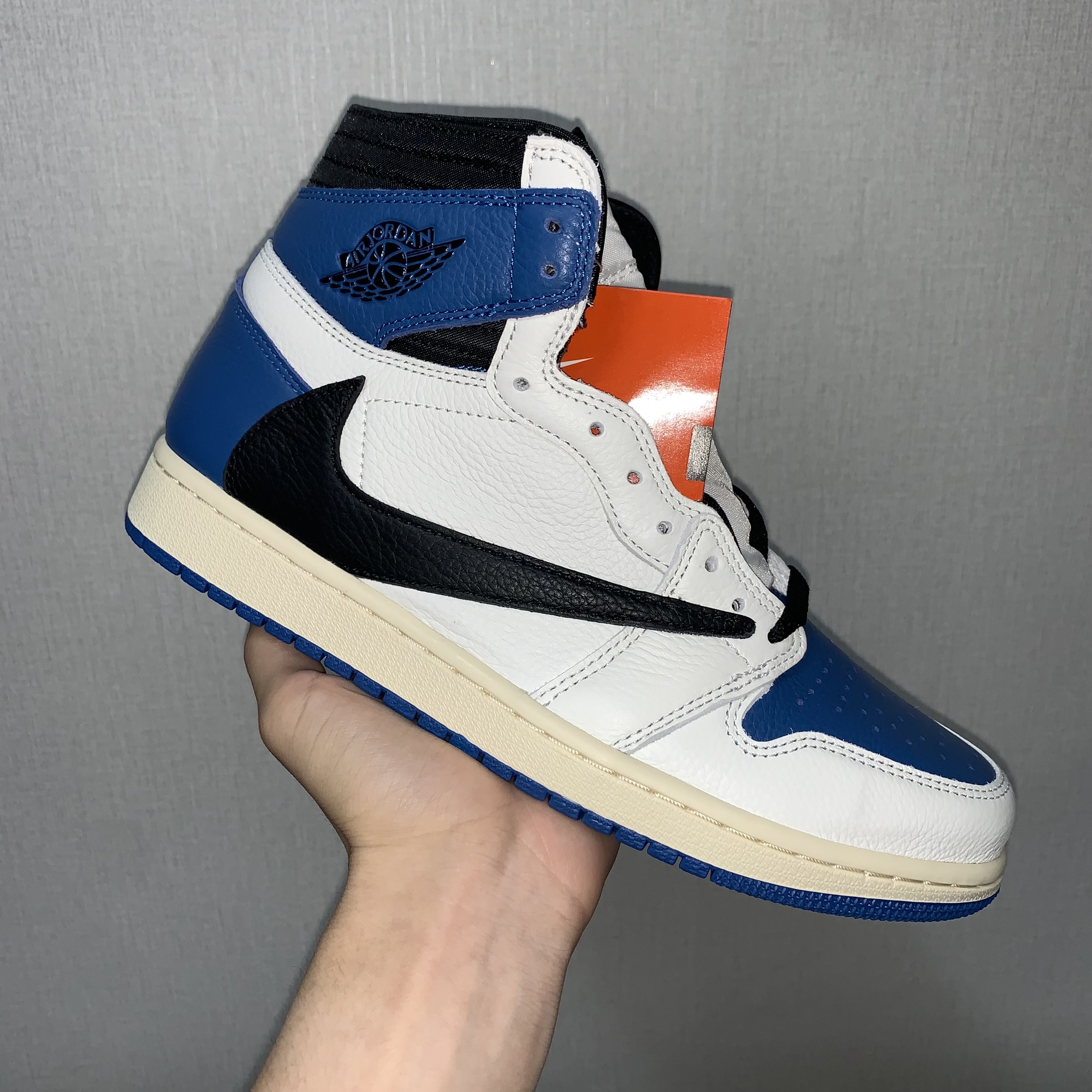 Jordan 1 x Travis Scott x Fragment Retro High OG SP Military Blue 착용 스타일 - 1