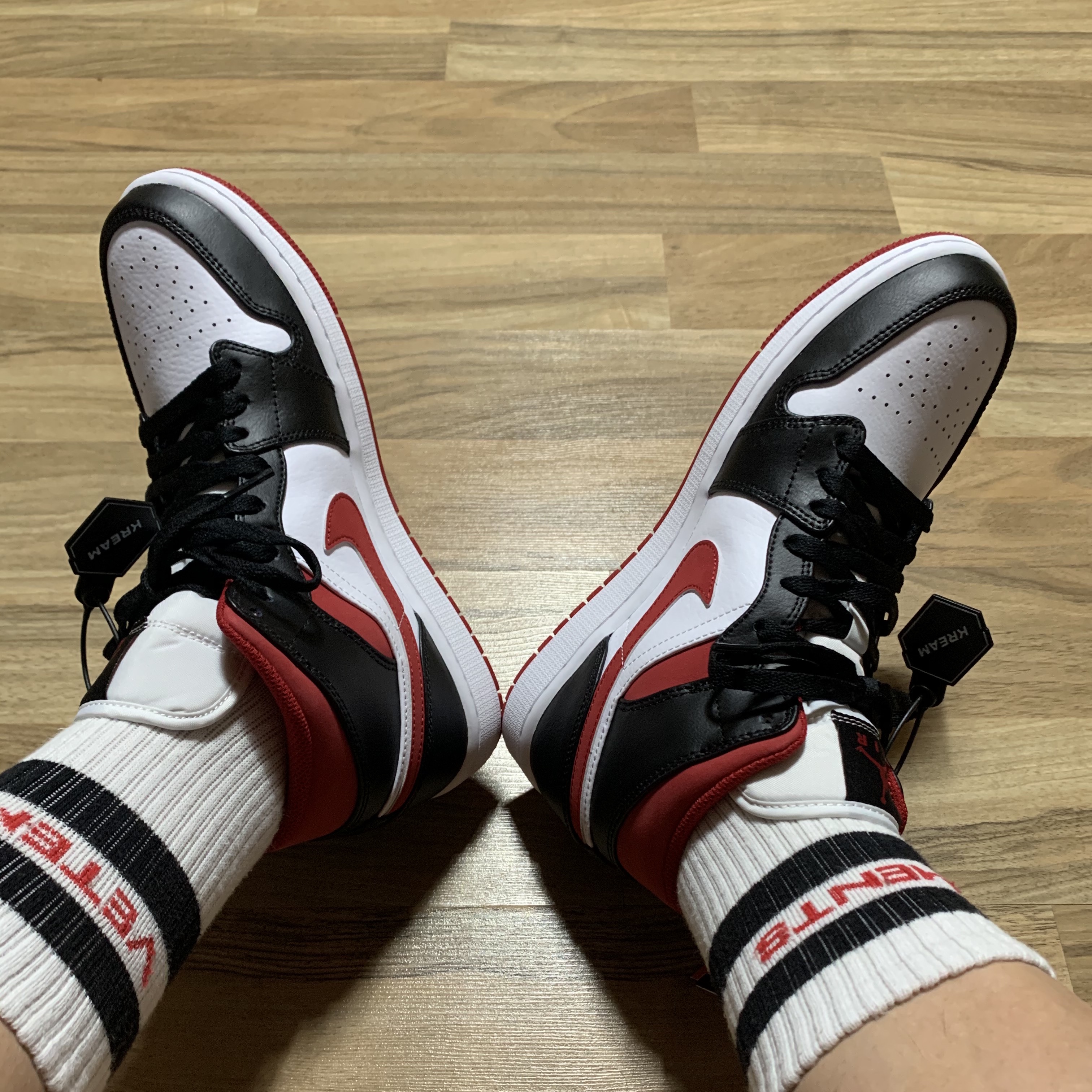 Jordan 1 Mid Gym Red Black White 착용 스타일