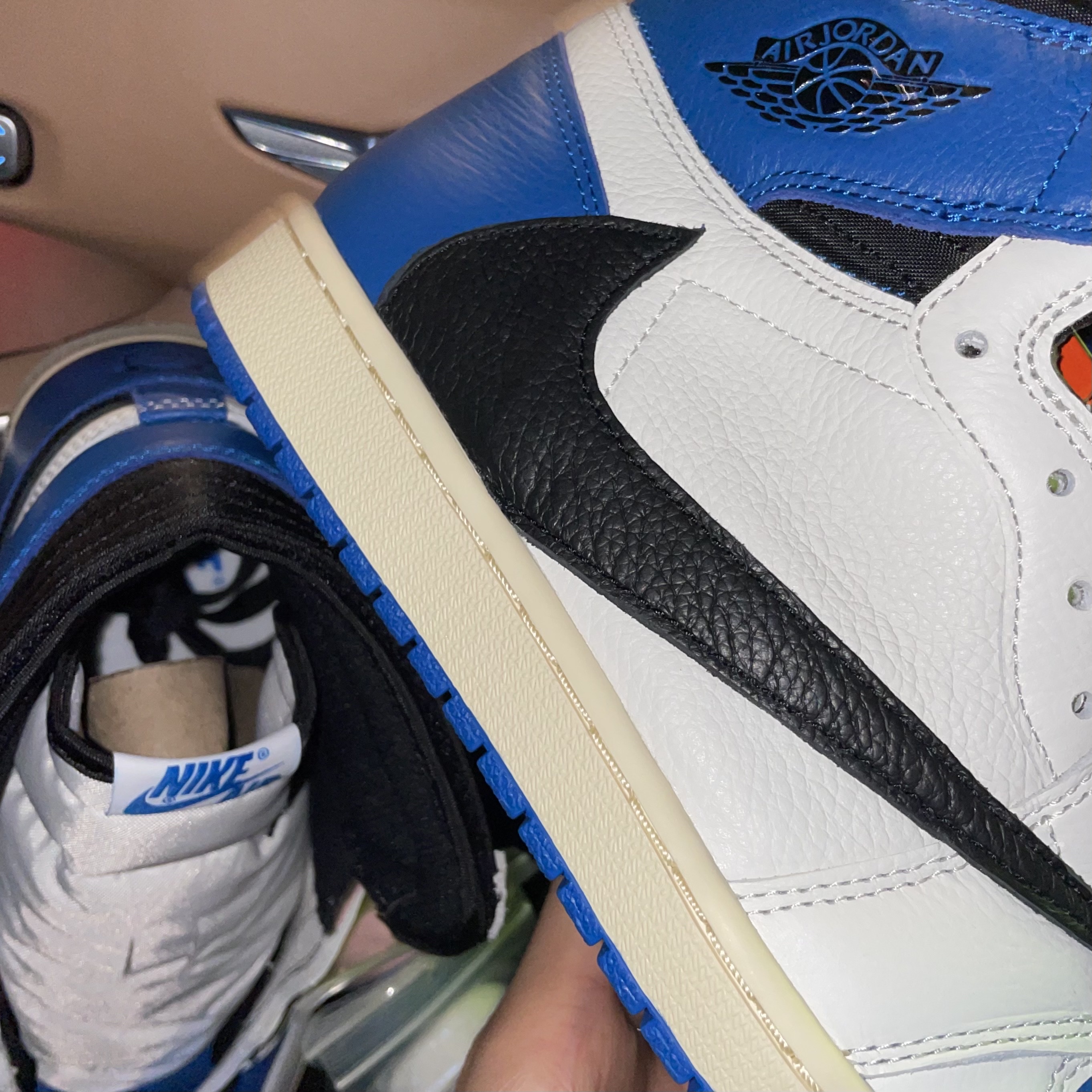 Jordan 1 x Travis Scott x Fragment Retro High OG SP Military Blue 착용 스타일 - 3