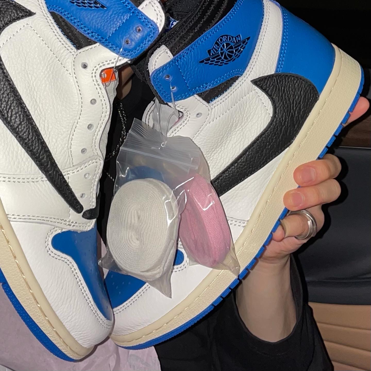 Jordan 1 x Travis Scott x Fragment Retro High OG SP Military Blue 착용 스타일 - 1
