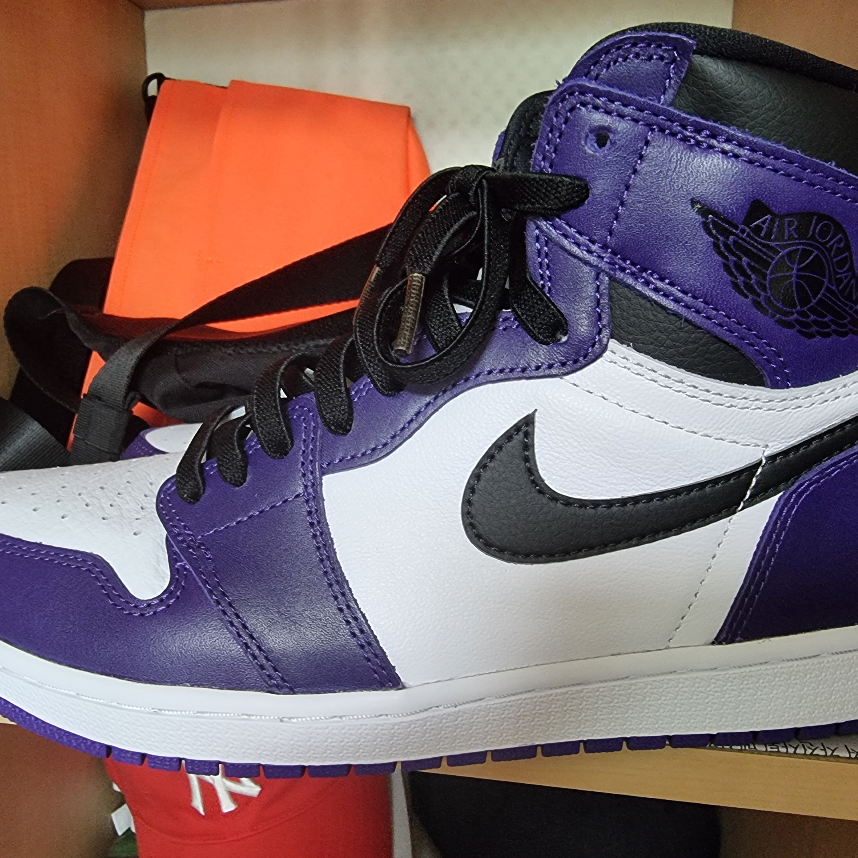 Nike Air Force 1 '07 PRM Popcorn, Jordan 1 Retro High OG Court Purple 2020 착용 스타일 - 2