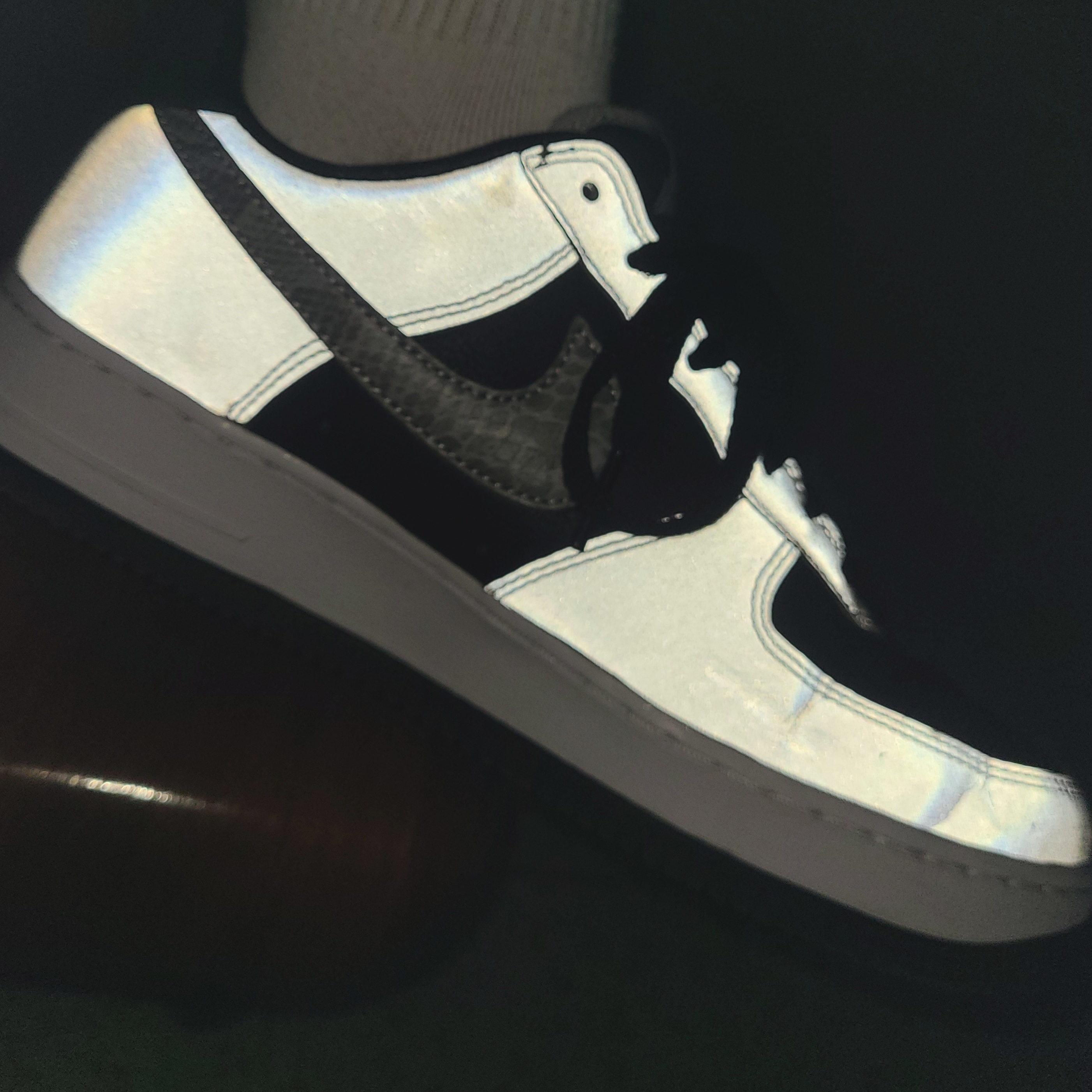 Nike Air Force 1 B Silver Snake 착용 스타일