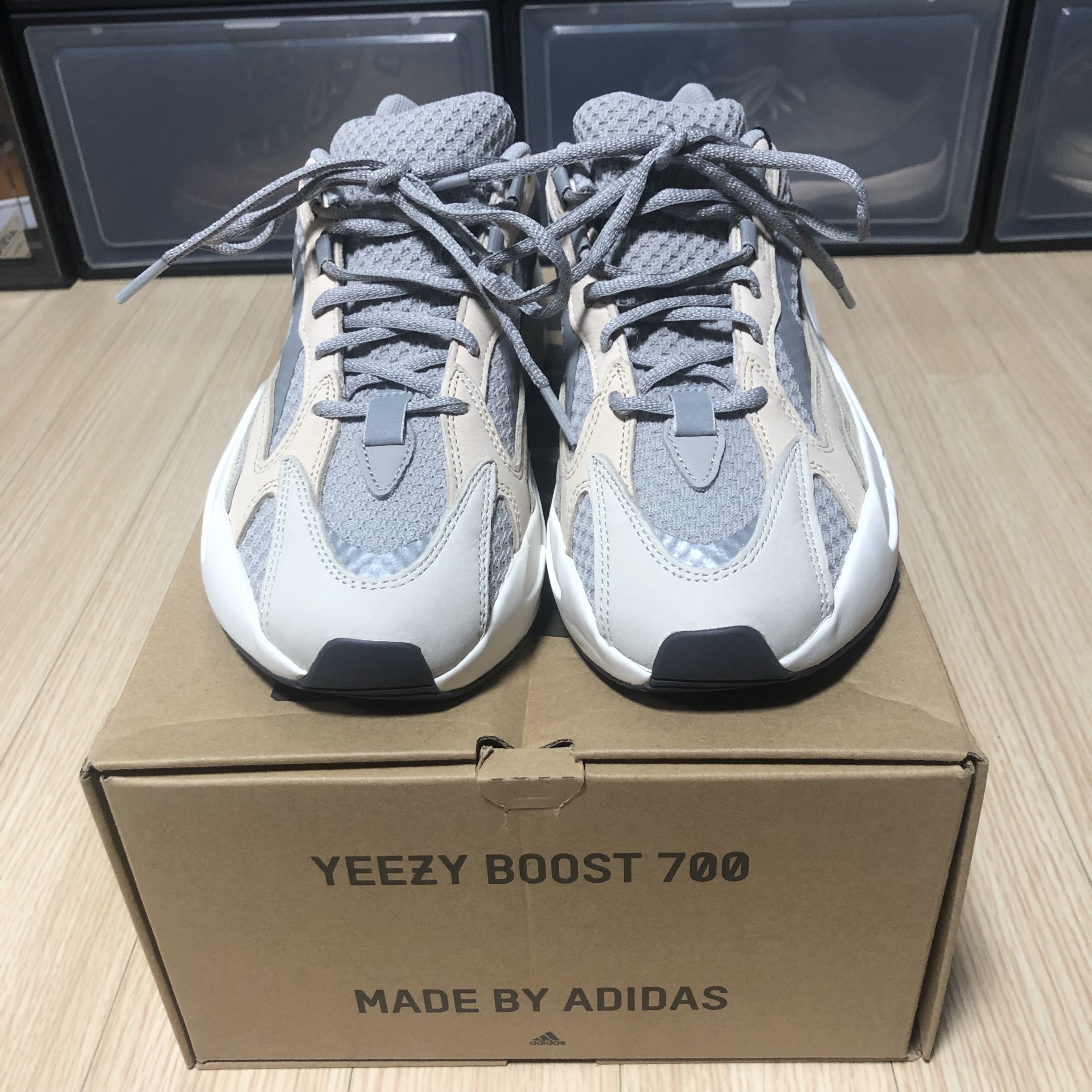 Adidas Yeezy Boost 700 V2 Cream 착용 스타일 - 2