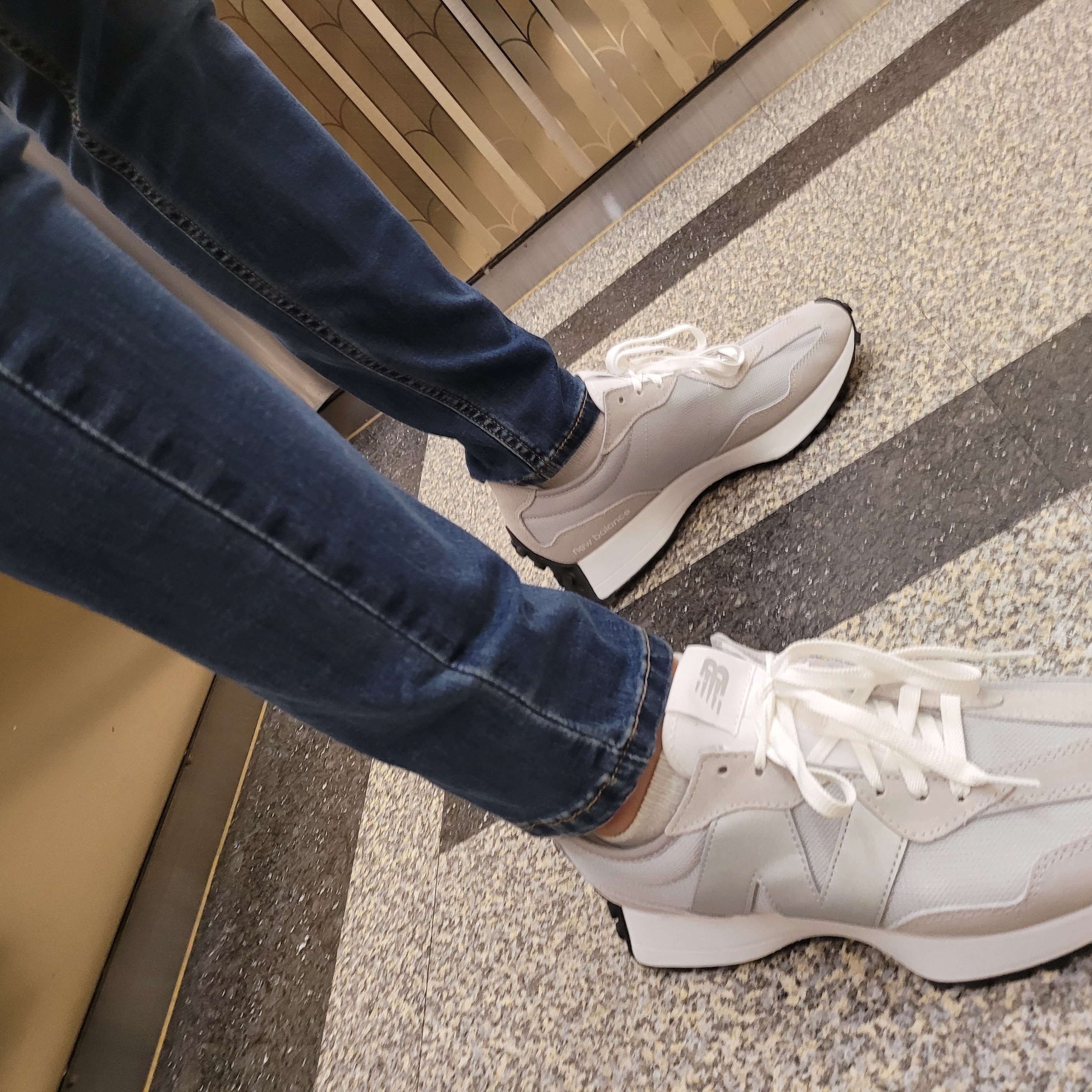 New Balance 327 Grey Silver 착용 스타일 - 3