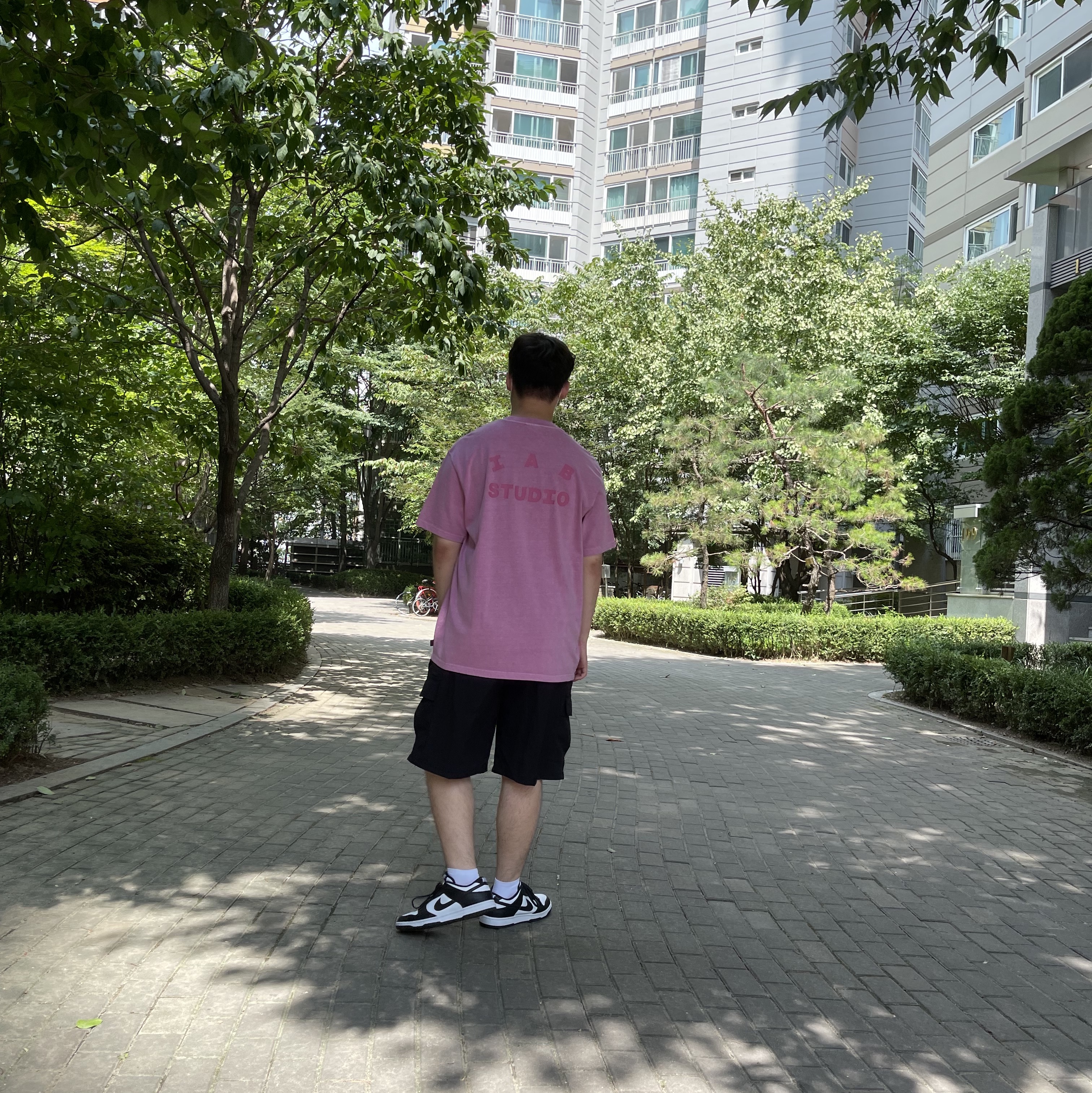 Nike Dunk Low Retro Black, IAB Studio Pigment T-Shirt Magenta 착용 스타일 - 2