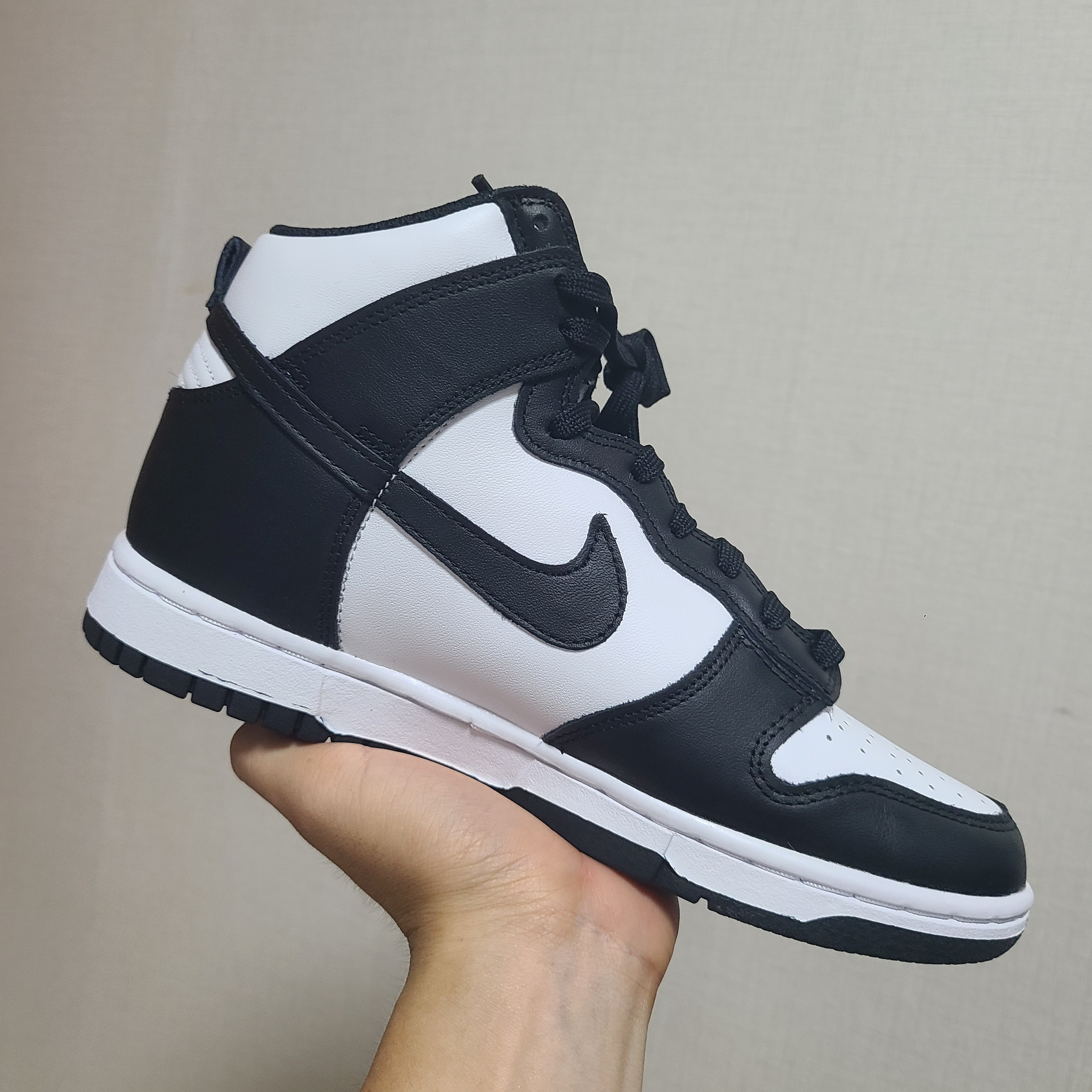 Nike Dunk High Retro Black and White 착용 스타일