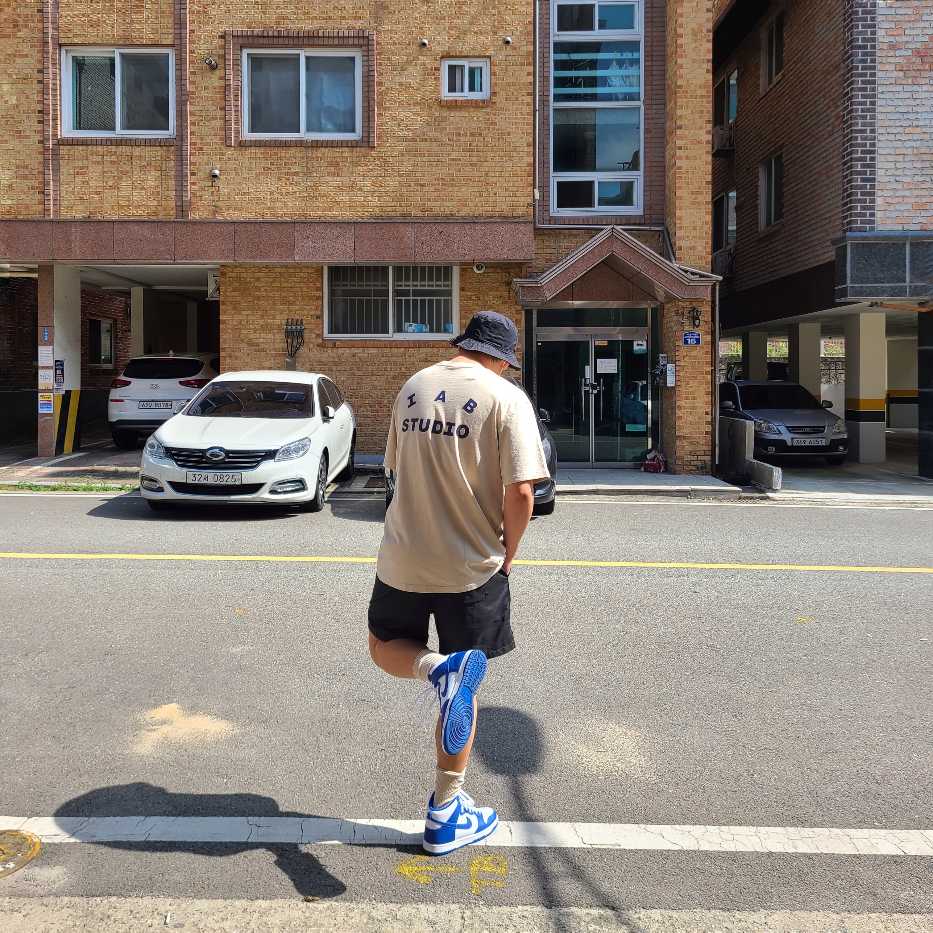 IAB Studio Pigment T-Shirt Oatmeal, Nike Dunk High Retro Game Royal 착용 스타일 - 1