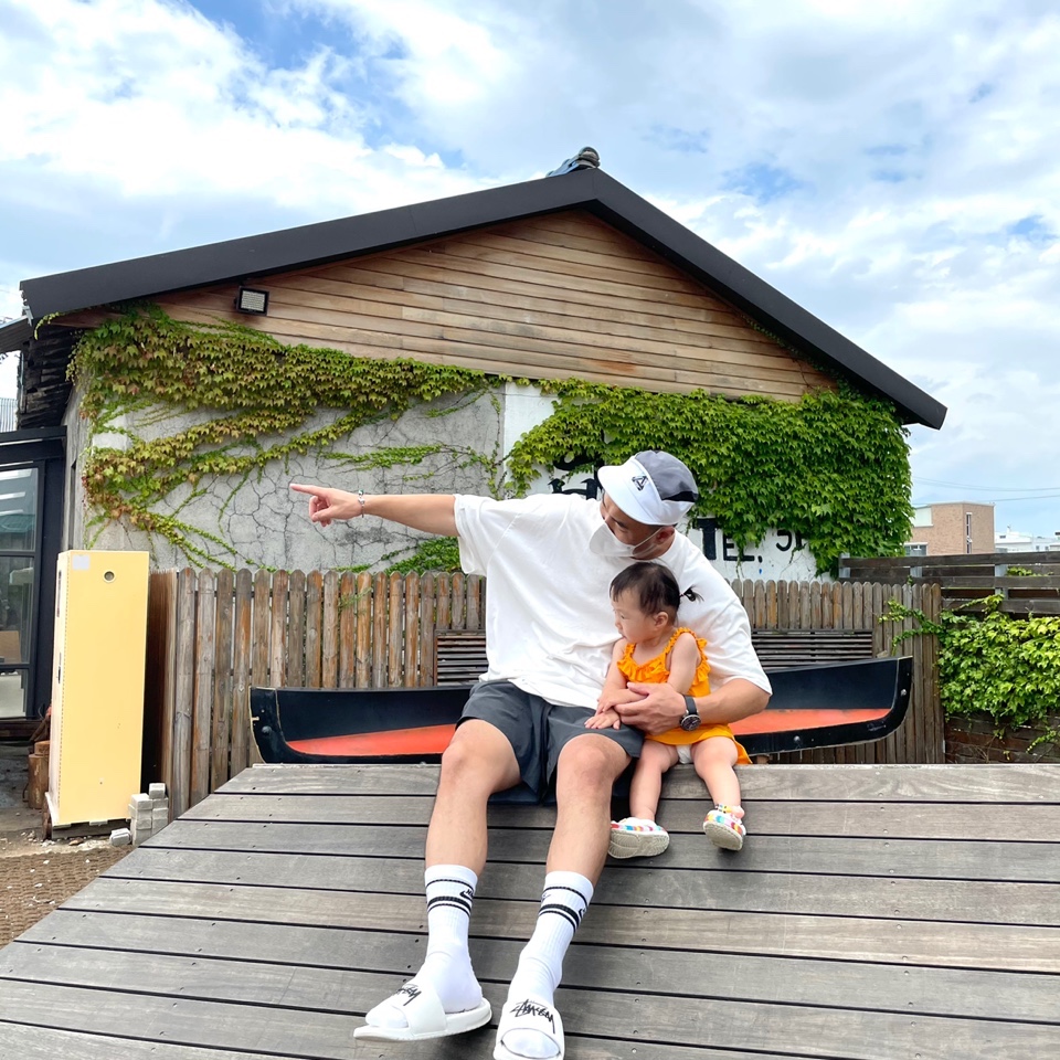 Nike x Stussy Benassi Slide Sail, Essentials Volley Shorts Black Reflective - 20SS 착용 스타일 - 1