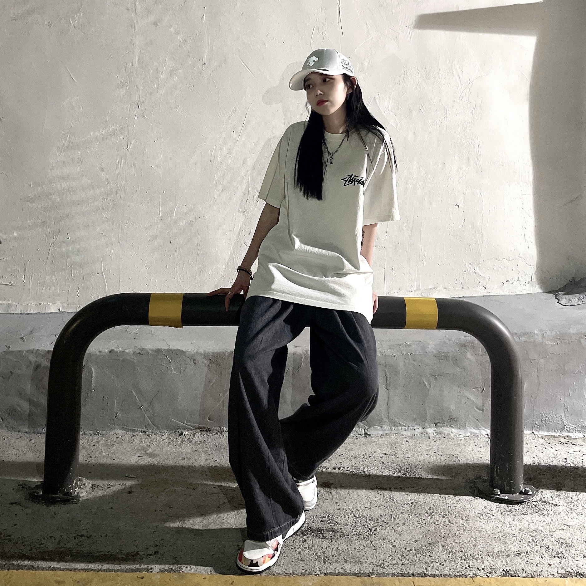 Nike Dunk Low SE Sail Multi Camo, Stussy Painter Dyed T-Shirt Natural 착용 스타일 - 2