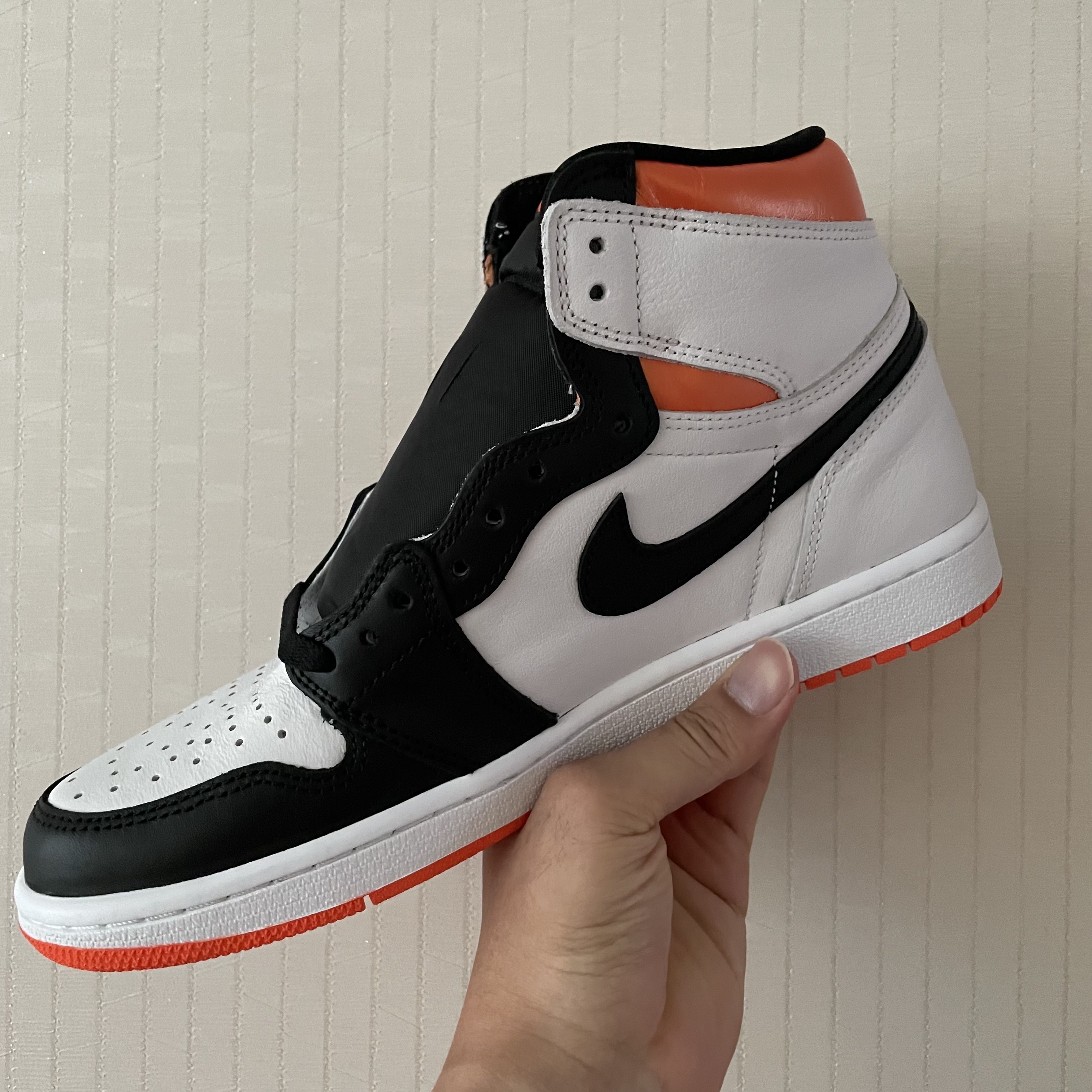 Jordan 1 Retro High OG Electro Orange 착용 스타일