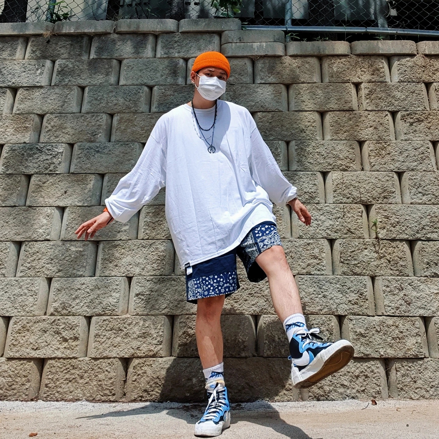 Nike x Sacai Blazer Mid White Black Legend Blue 착용 스타일 - 1